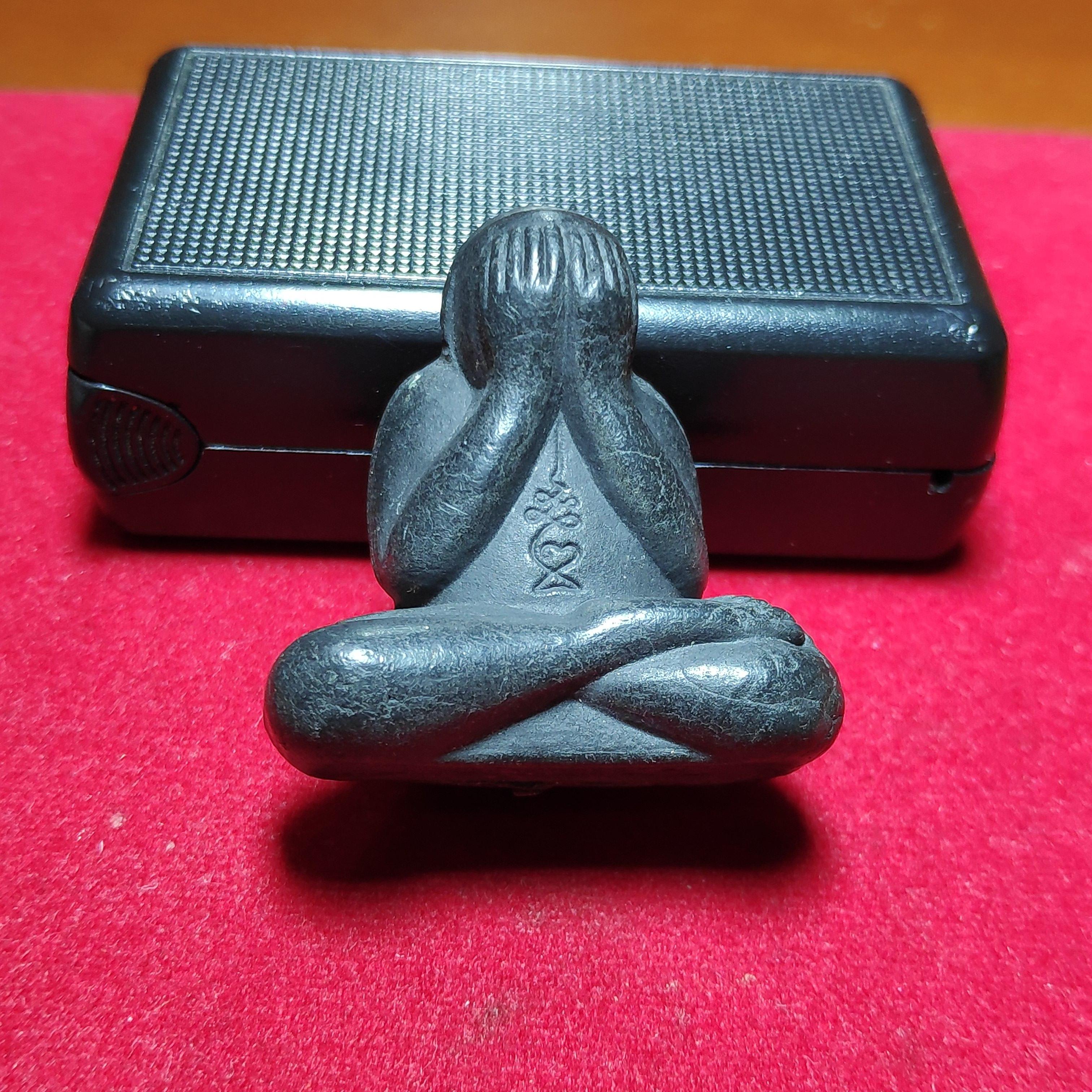 พระปิดตาหลังรูปเหมือนหลวงพ่อครนวัดบางเเซะก้นฝังตะกรุดเนื้อผงใบลาน