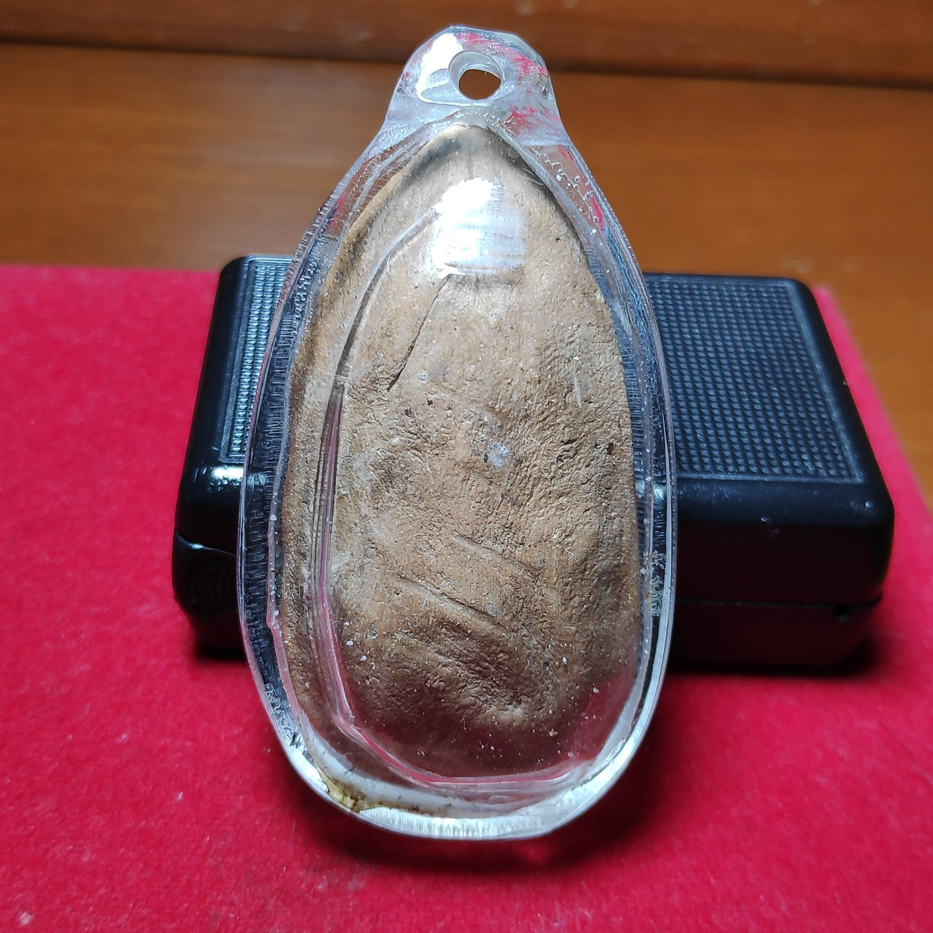 พระขุนแผนไข่ผ่าซีกหลวงดีวัดพระรูปเนื้อดิน