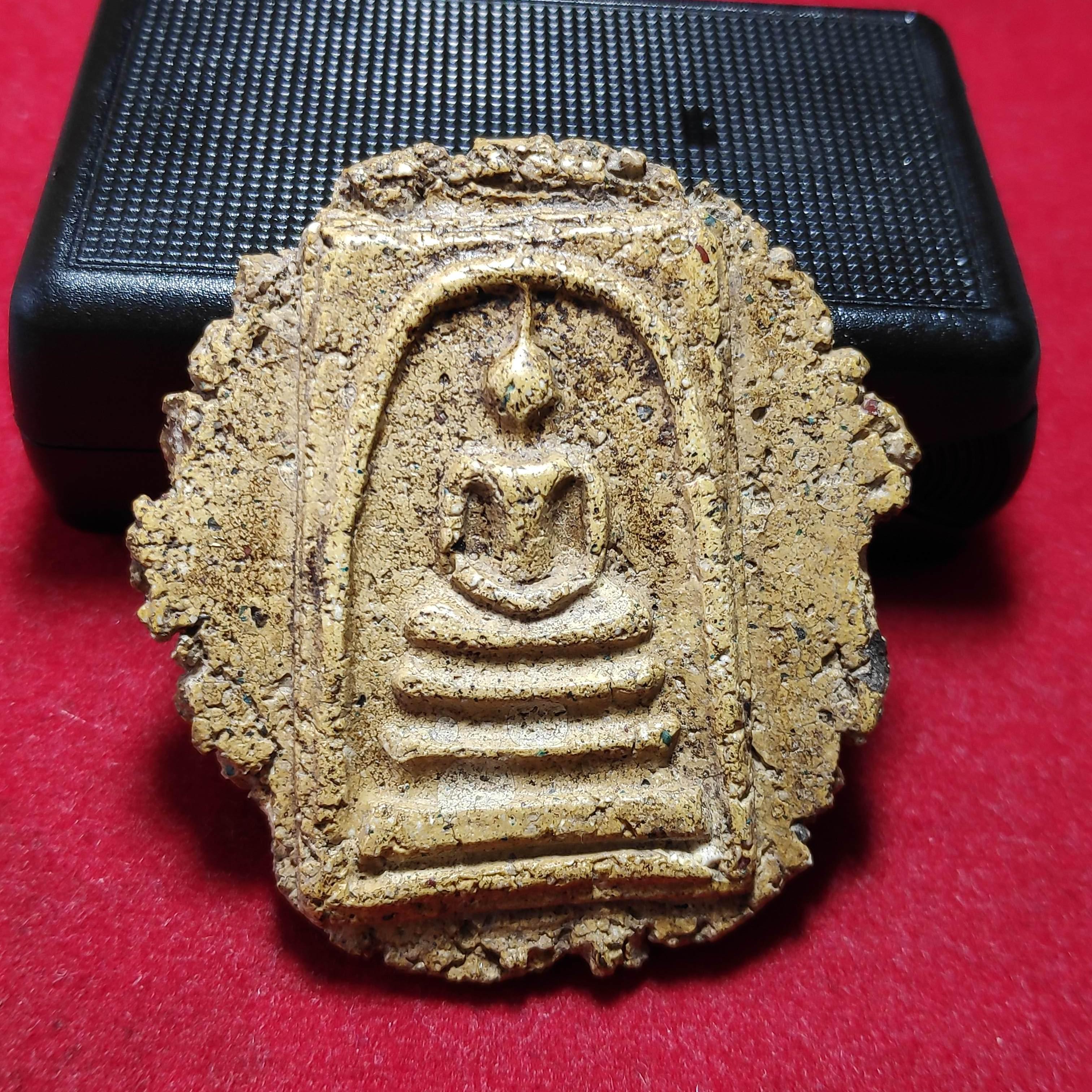 พระสมเด็จวัดระฆังไม่ตัดปีกหลังตราพระราชลัญจกรจำลอง