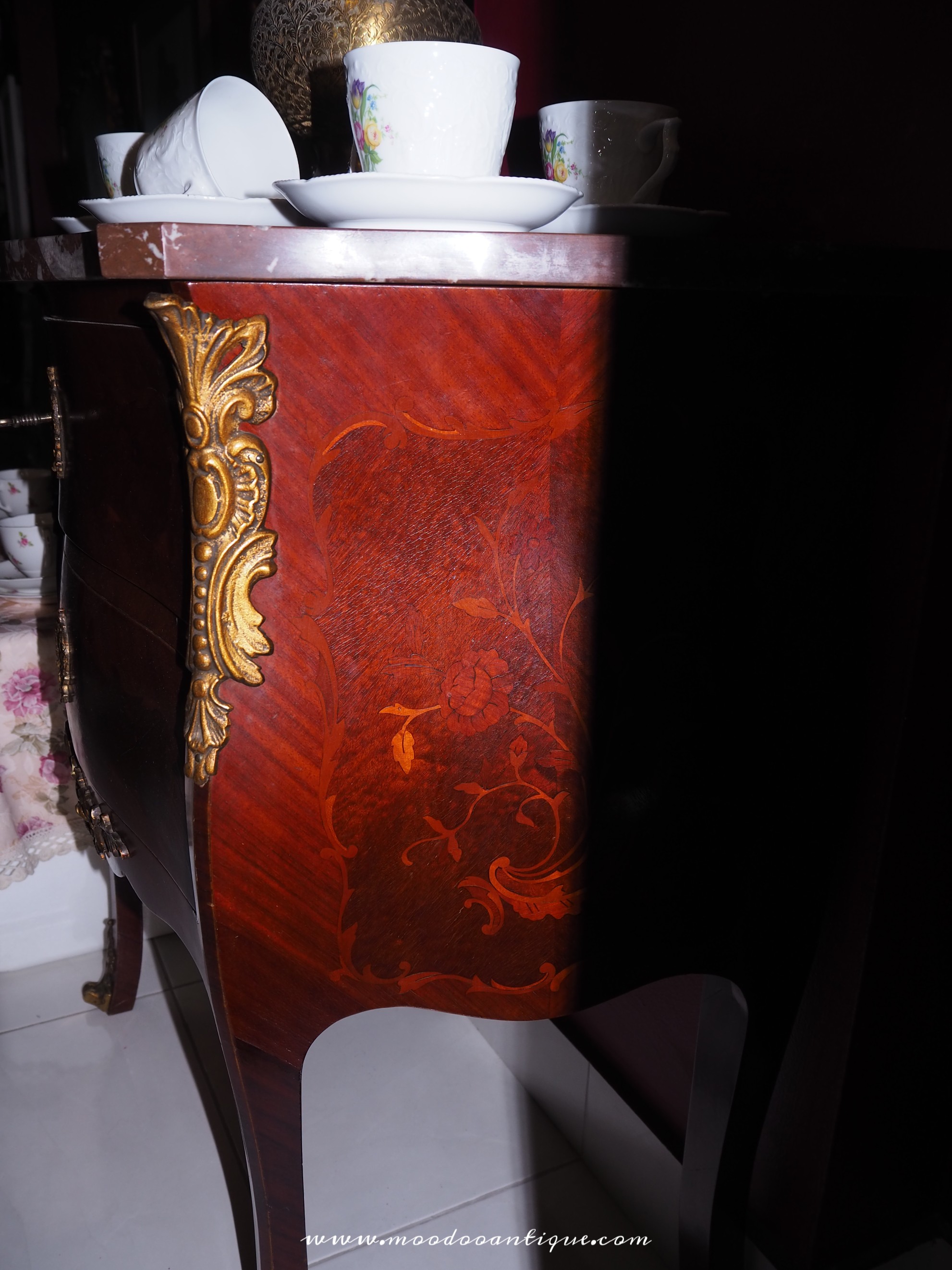 โต๊ะบอมบ์ งานฝรั่งเศส