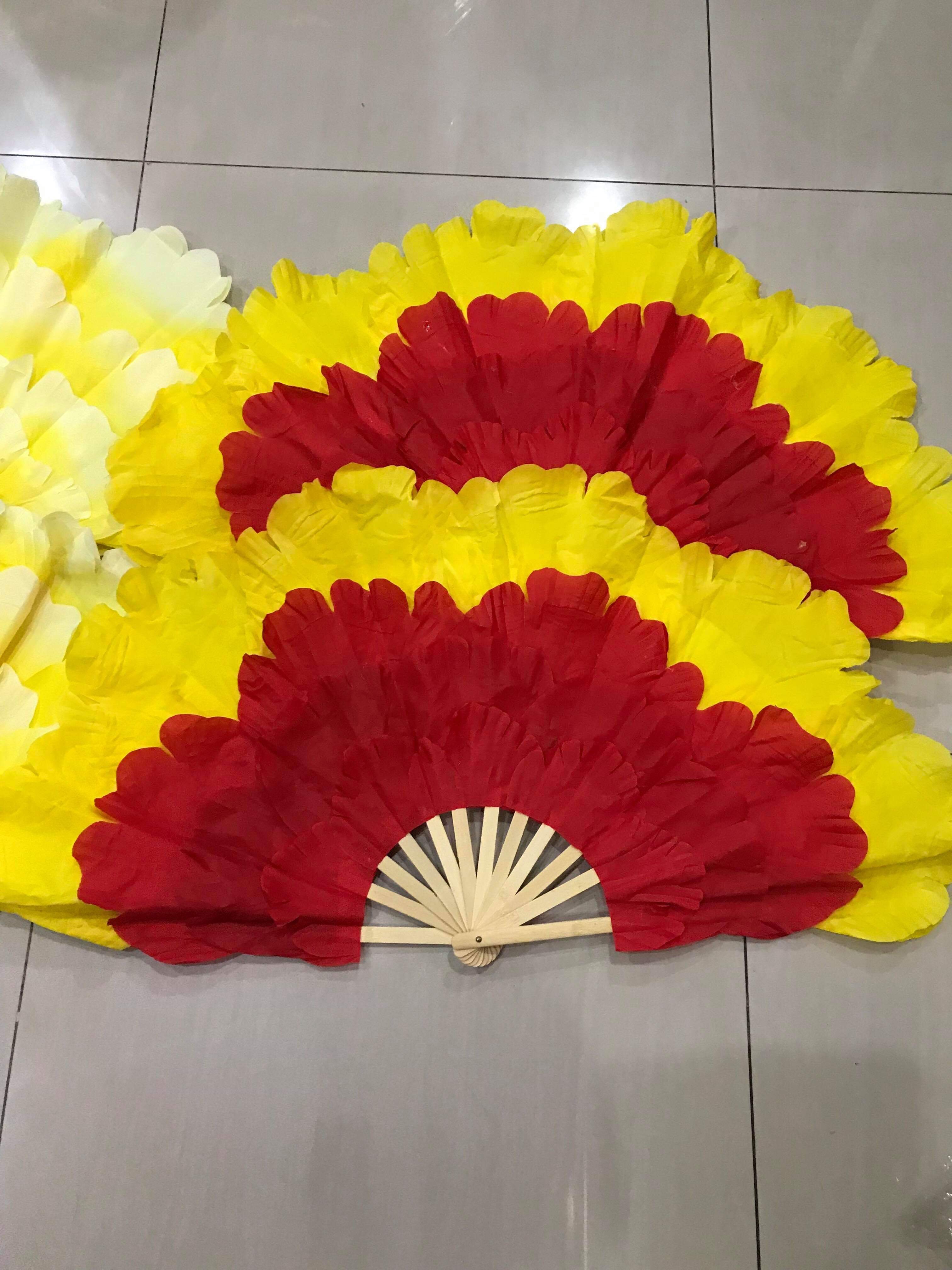 พัดแฟนซี กลีบบัวสีแดงเหลือง สินค้าพร้อมส่ง