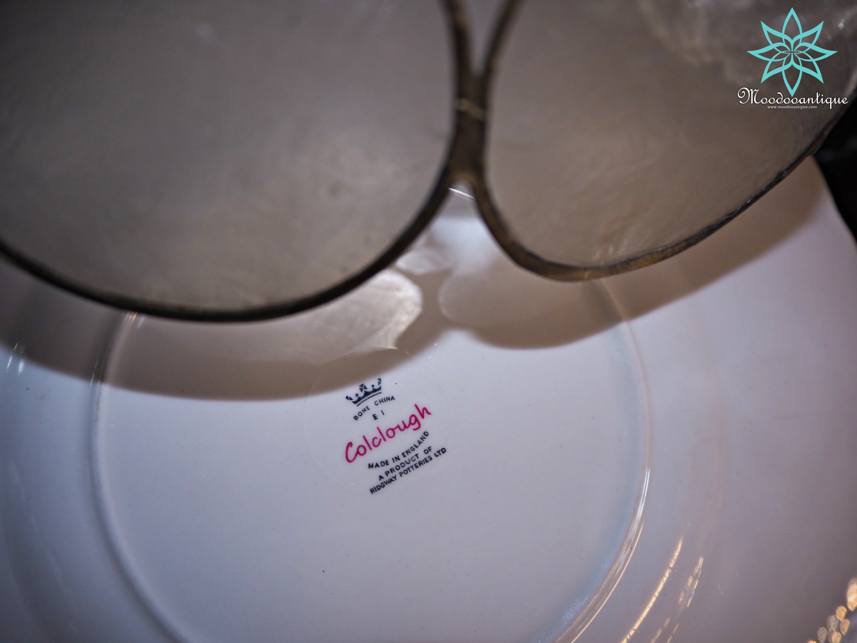 จานแบรนด์ BONE CHINA Colclough MADE IN ENGLAND A PRODUCT OF RIDGWAY POTTERIES LTD