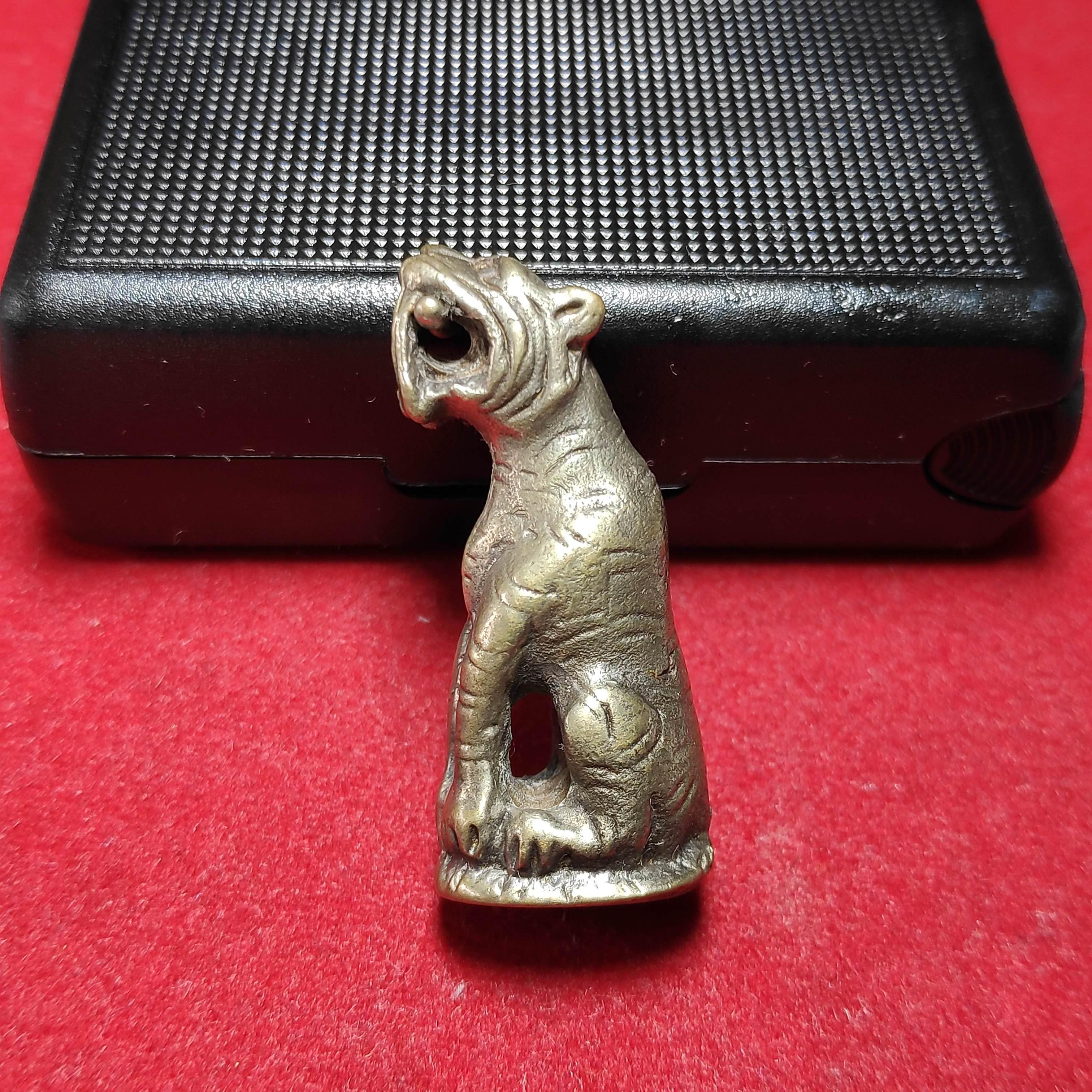 รูปหล่อเสือใหญ่หลวงปู่ชอบวัดเขารังเสือปี2546