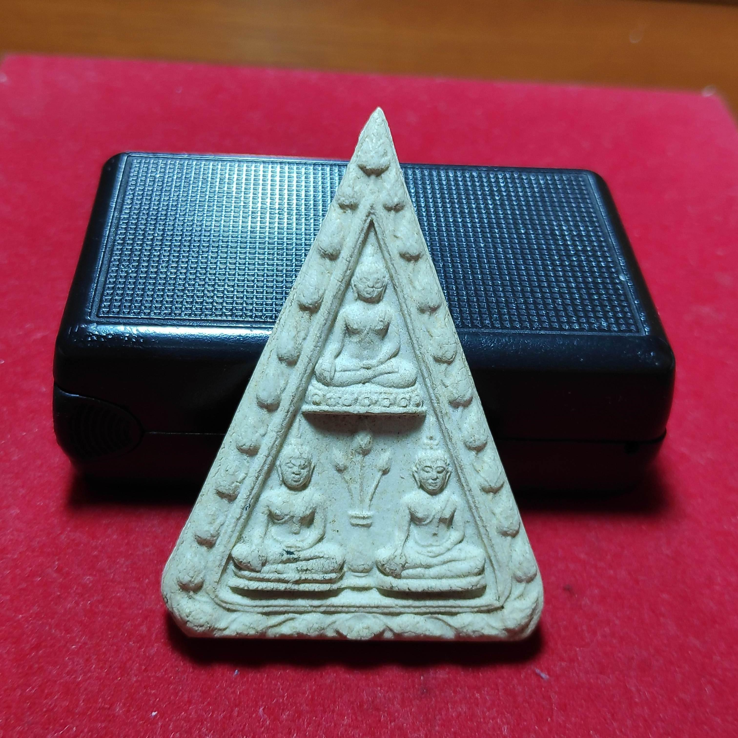 พระสามเนื้อผงหลังหลวงปู่เผือกวัดกิ่งเเก้วปี2523