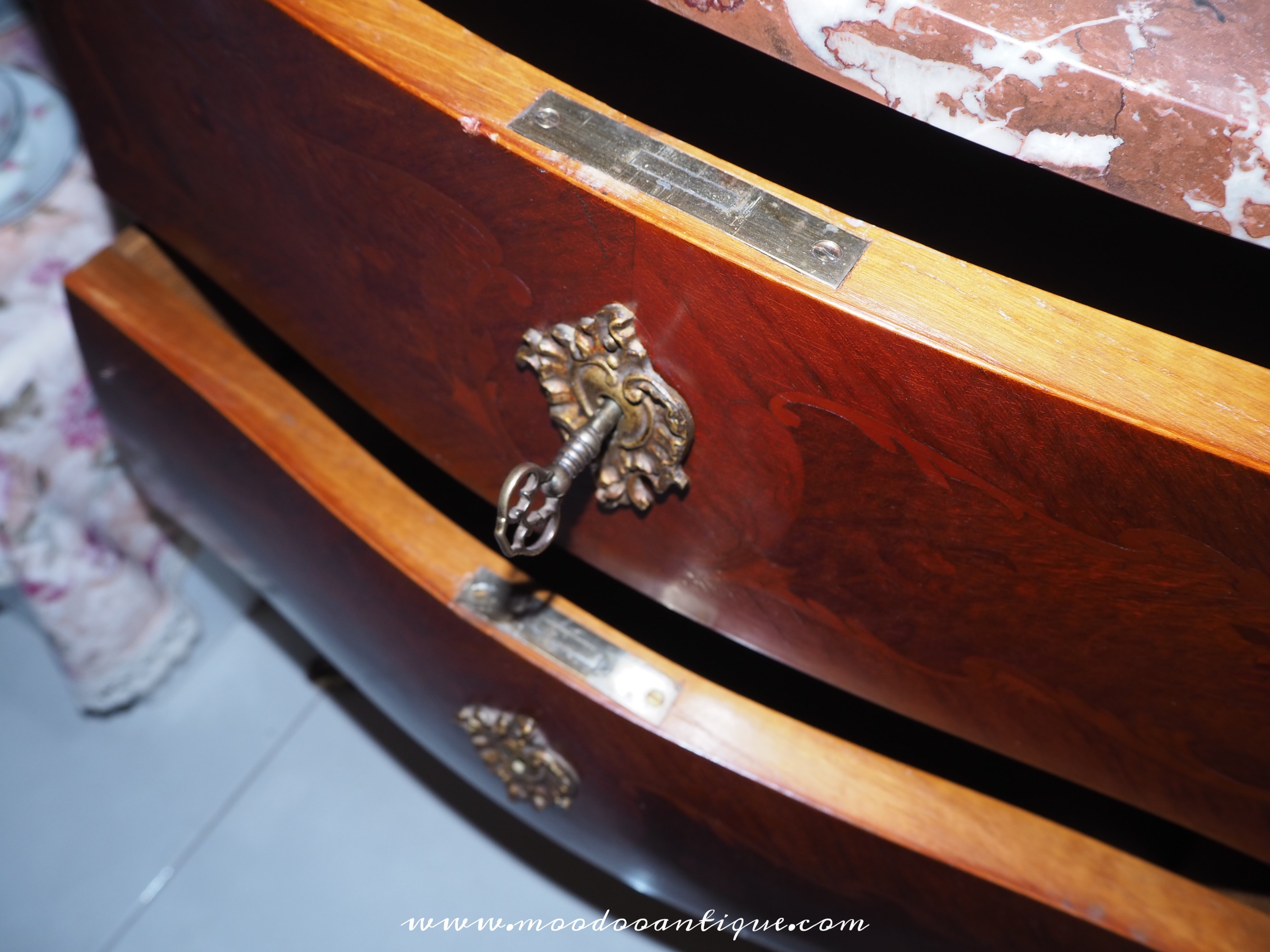 โต๊ะบอมบ์ งานฝรั่งเศส