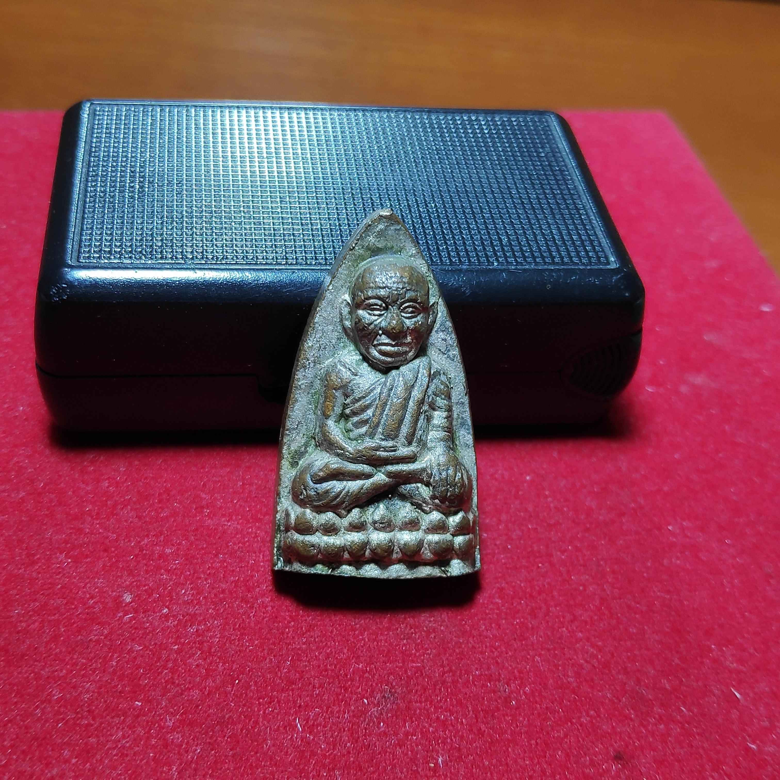 รูปหล่อหลวงปู่ทวดรุ่นเเรกสมเด็จญาณวัดบวรเนื้อนวะเเก่เงินปี2540