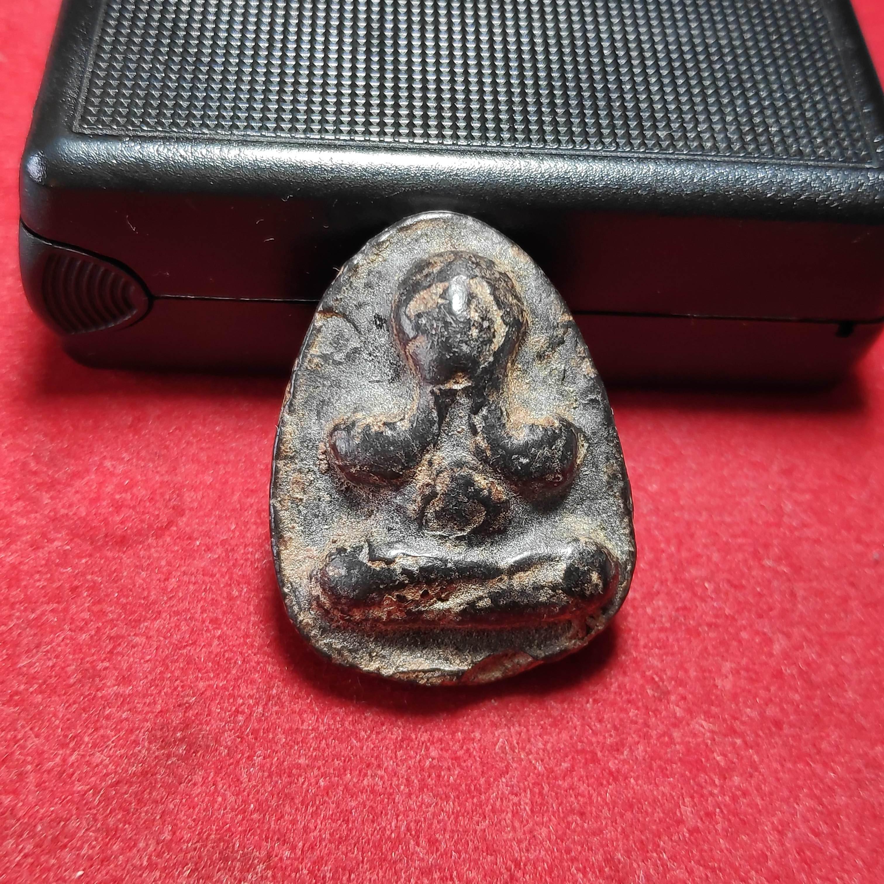 พระปิดตาพิมพ์2หน้าเนื้อผงคลุกรัก