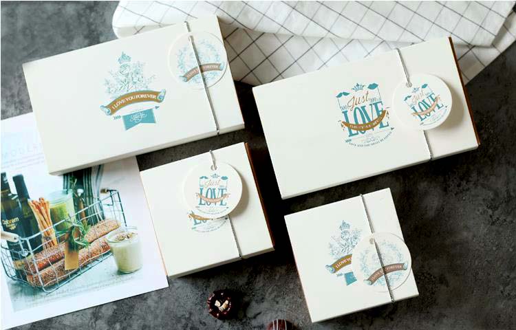 โปรโมชั่น//กล่องช็อคโกแลต 8 ช่อง 9.7x17.3x3.5 สีขาวนวล พิมพ์ลายกุหลาบคลาสสิค