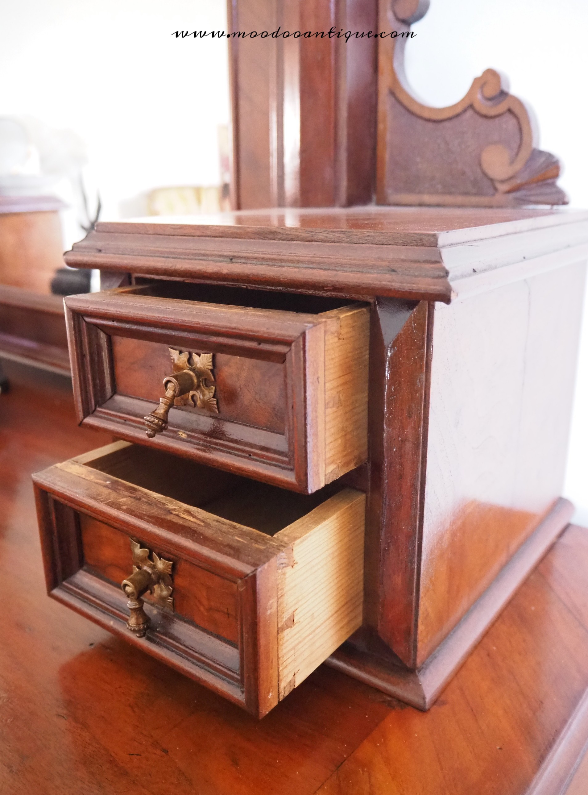 โต๊ะเครื่องแป้งไม้วอล์นัท