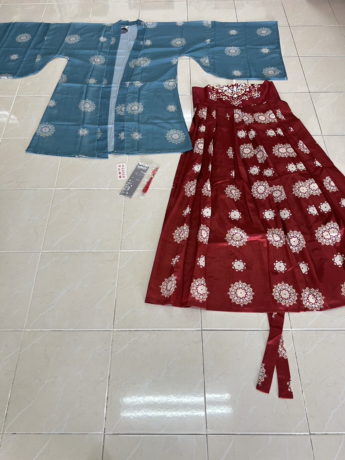 ชุดจีนหญิงฮั่น เสื้อเขียว + เดรสแดง