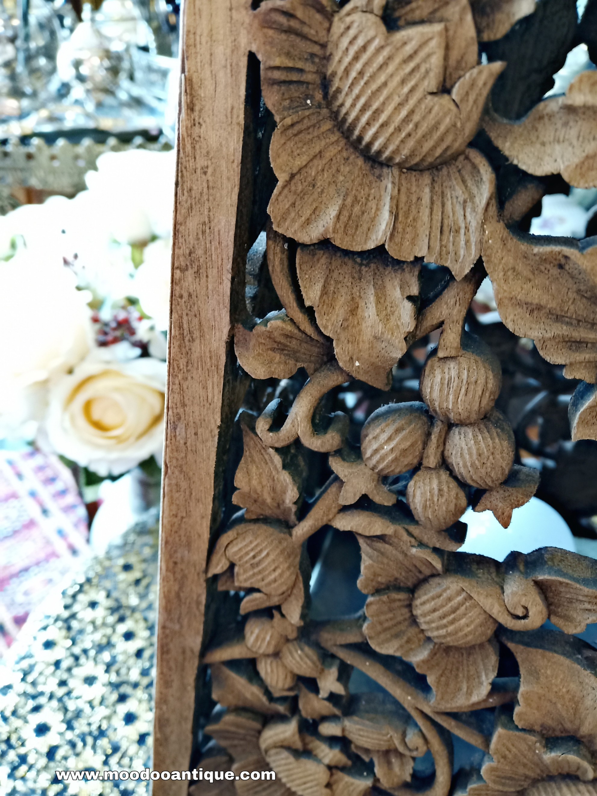 โคมไฟตั้งโต๊ะงานไม้แกะลายดอกพุตตาล