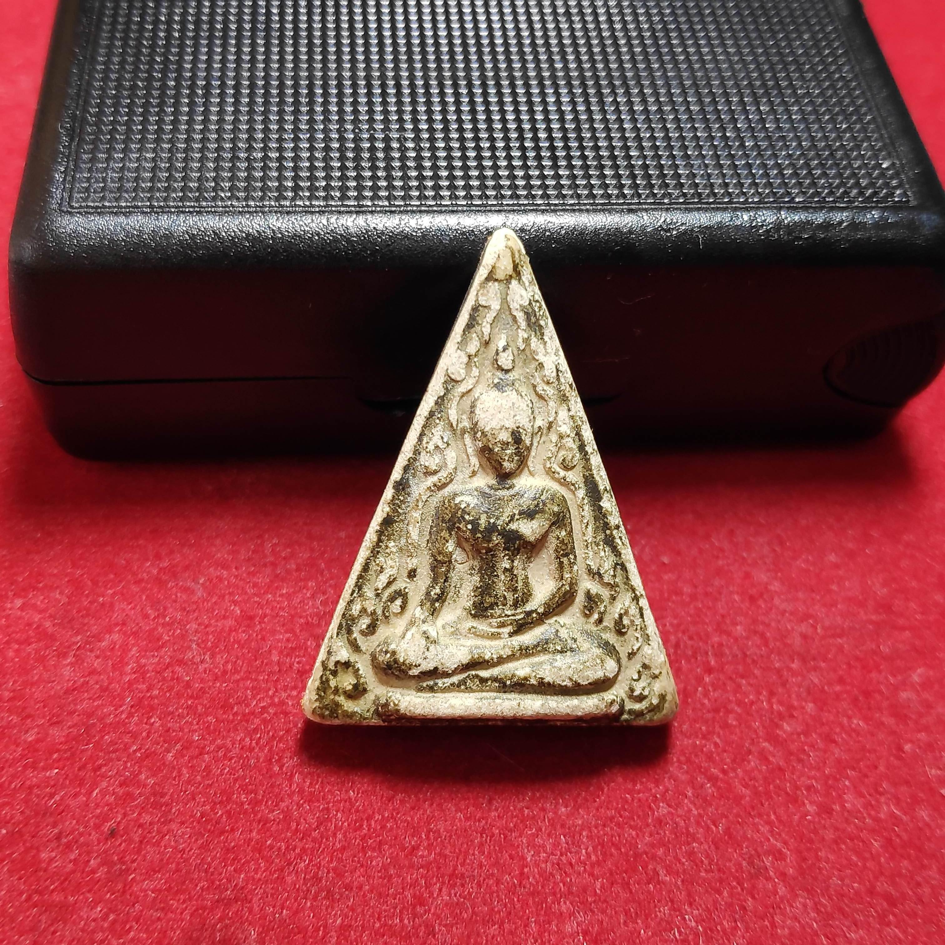 พระสมเด็จนางพญาเนื้อผงหลวงพ่อเอียวัดบ้านด่านหลังยันต์