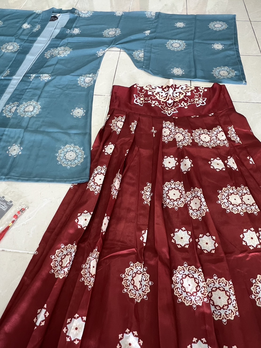 ชุดจีนหญิงฮั่น เสื้อเขียว + เดรสแดง