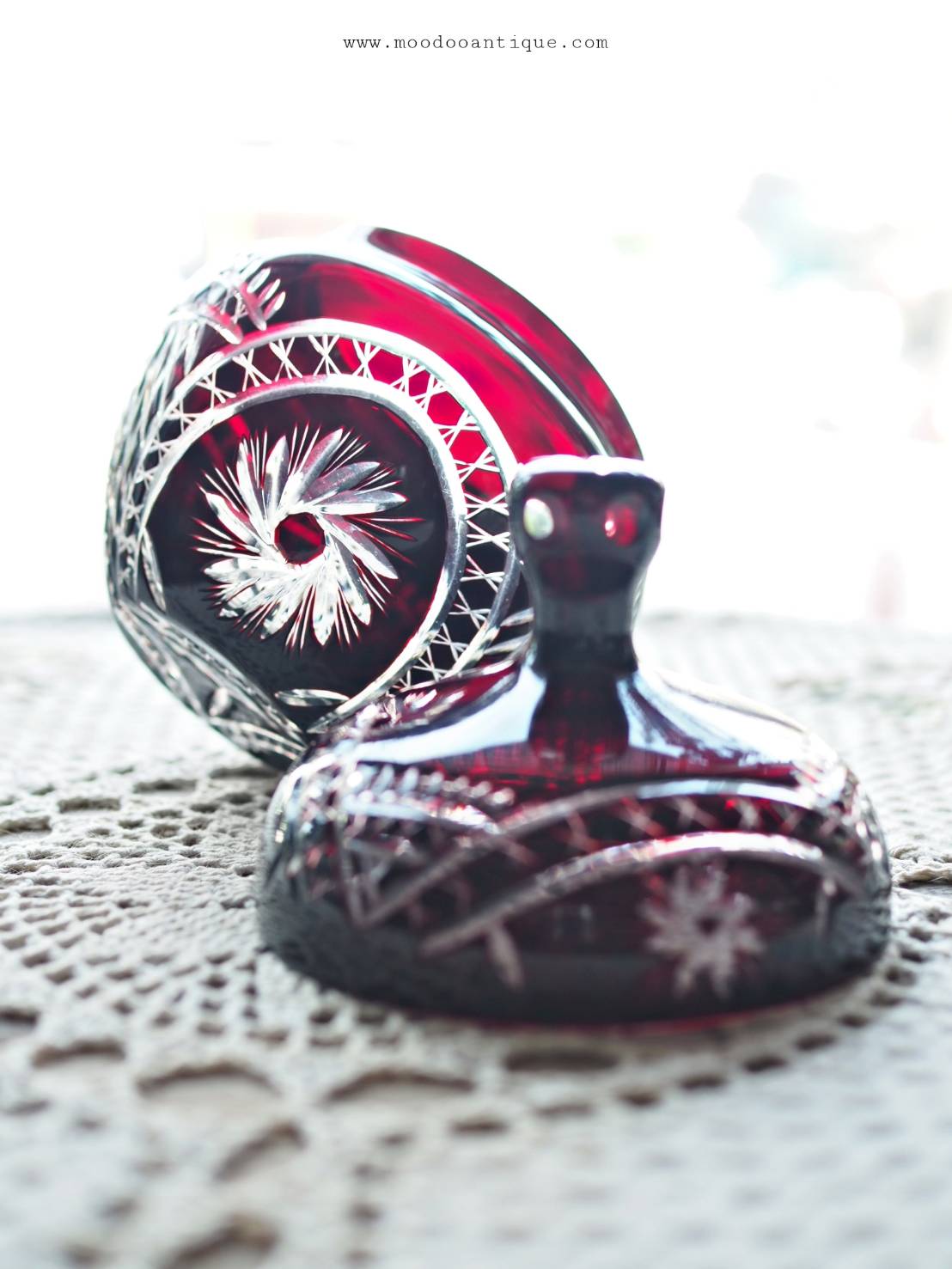 โถคริสตัล bohemian สีแดง