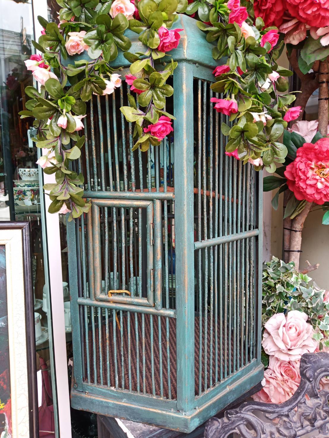 กรงเหล็กทำสี 8 เหลี่ยม