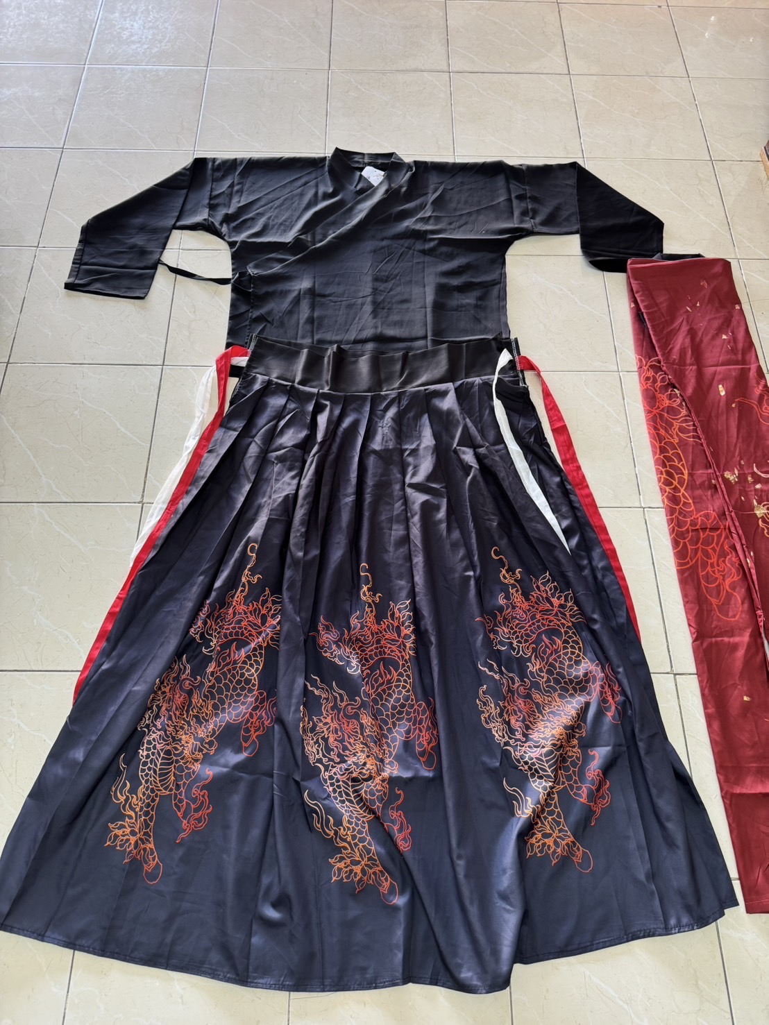 ชุดองค์ชายฮั่น สีแดง พร้อมส่ง รหัส 874 เสื้อดำ+ กระโปรง + เสื้อคลุม