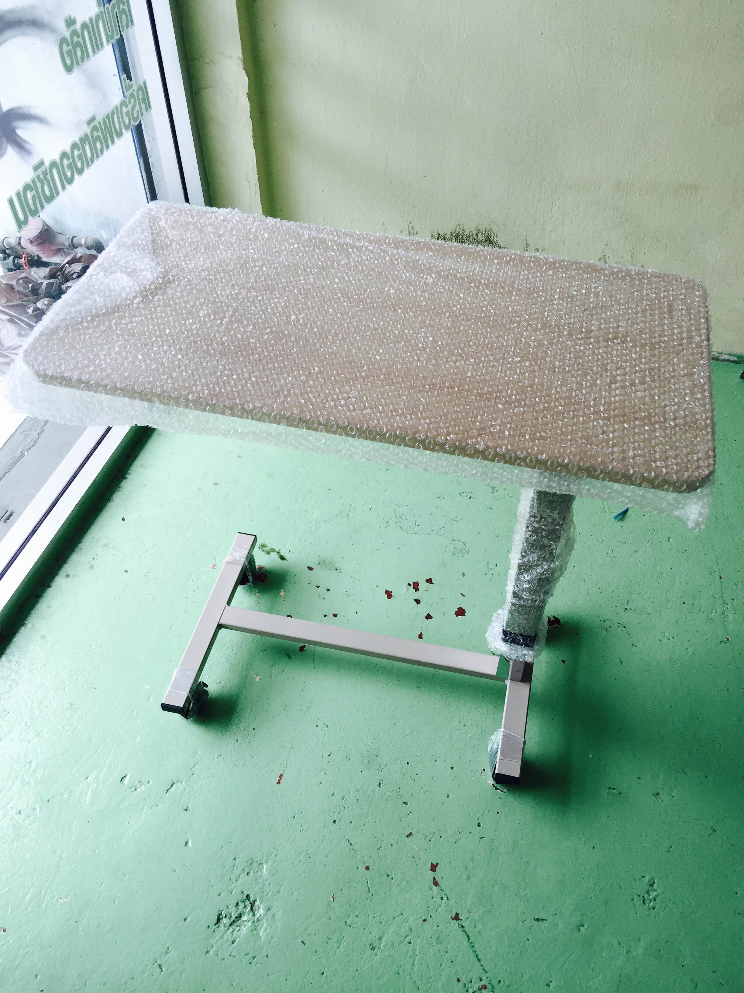 โต๊ะคร่อมเตียงลายไม้ งานไม้ลามิเนต ปรับแบบโช๊ค รหัส MEU03