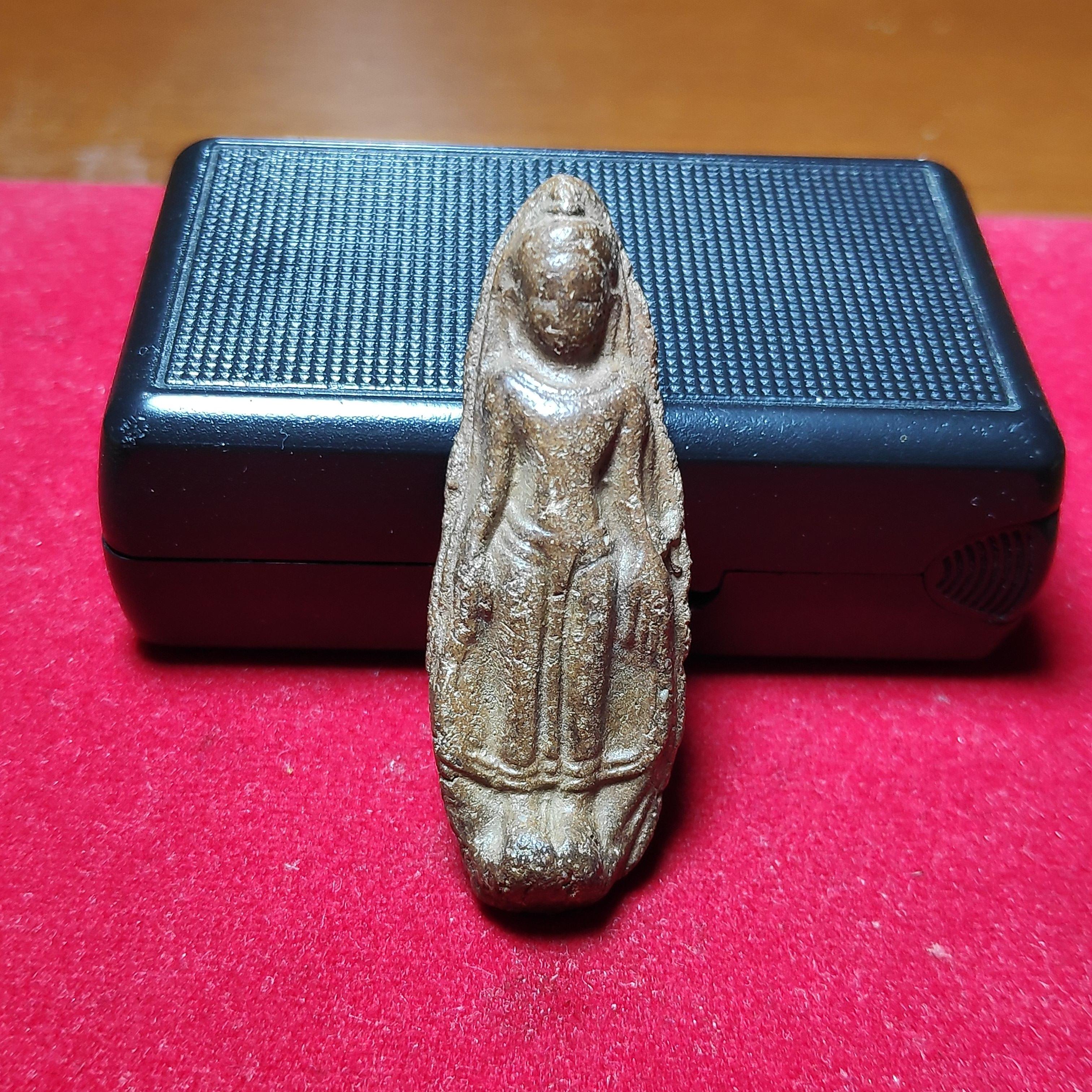 พระร่วงปางเปิดโลกหลังยันต์นะกรุเตาทุเรียงเนื้อดิน จ.สุโขทัย