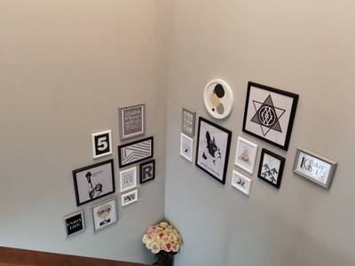 ชุดกรอบรูปติดผนังบันได Stairway18 (Dog) กรอบรูปไม้ 17 ชิ้นพร้อมภาพตามแบบ + รูปแคนวาส 1 ชิ้น และวัสดุติดตั้ง