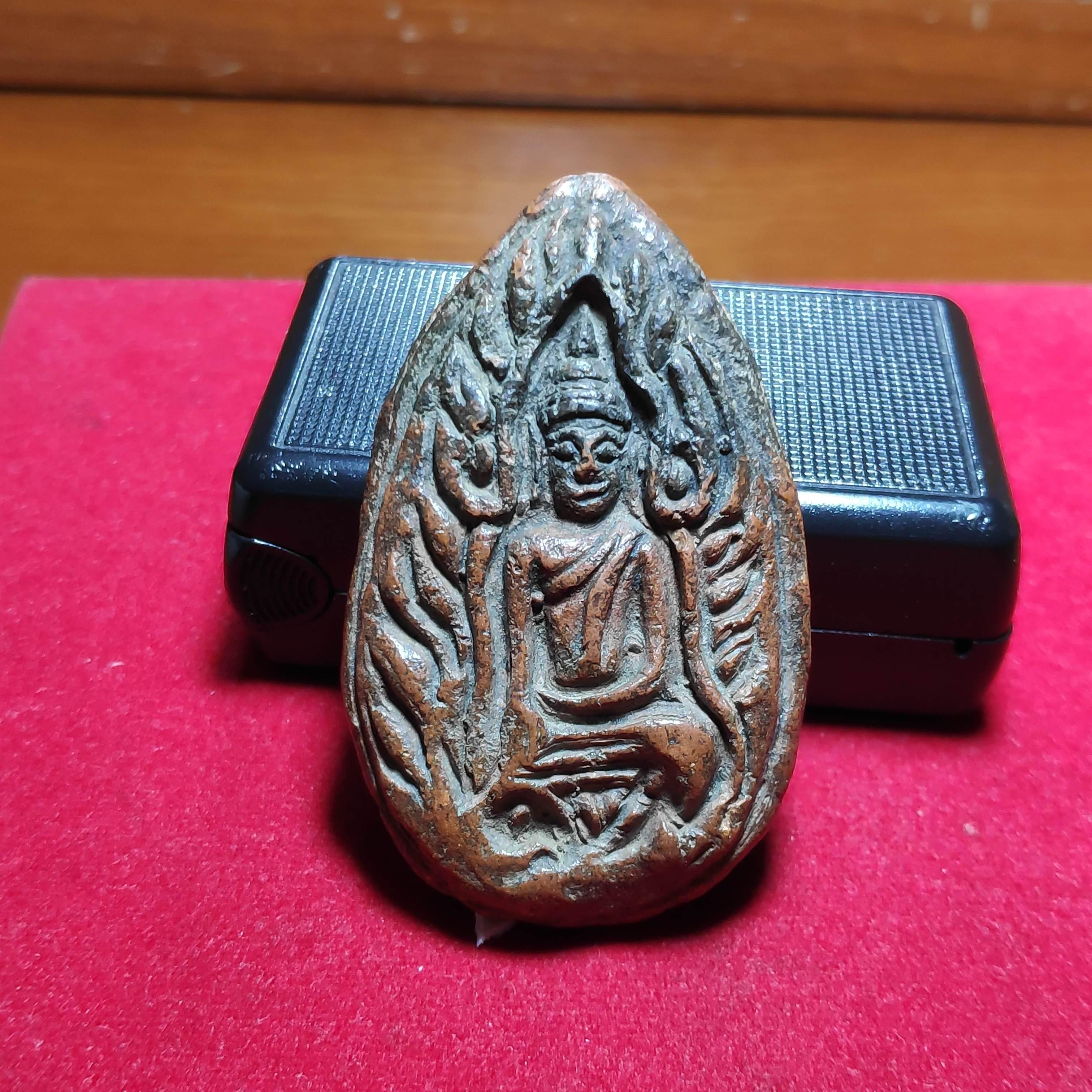 พระขุนเเผนไข่ผ่าซีกกรุวัดพระรูปเนื้อดิน