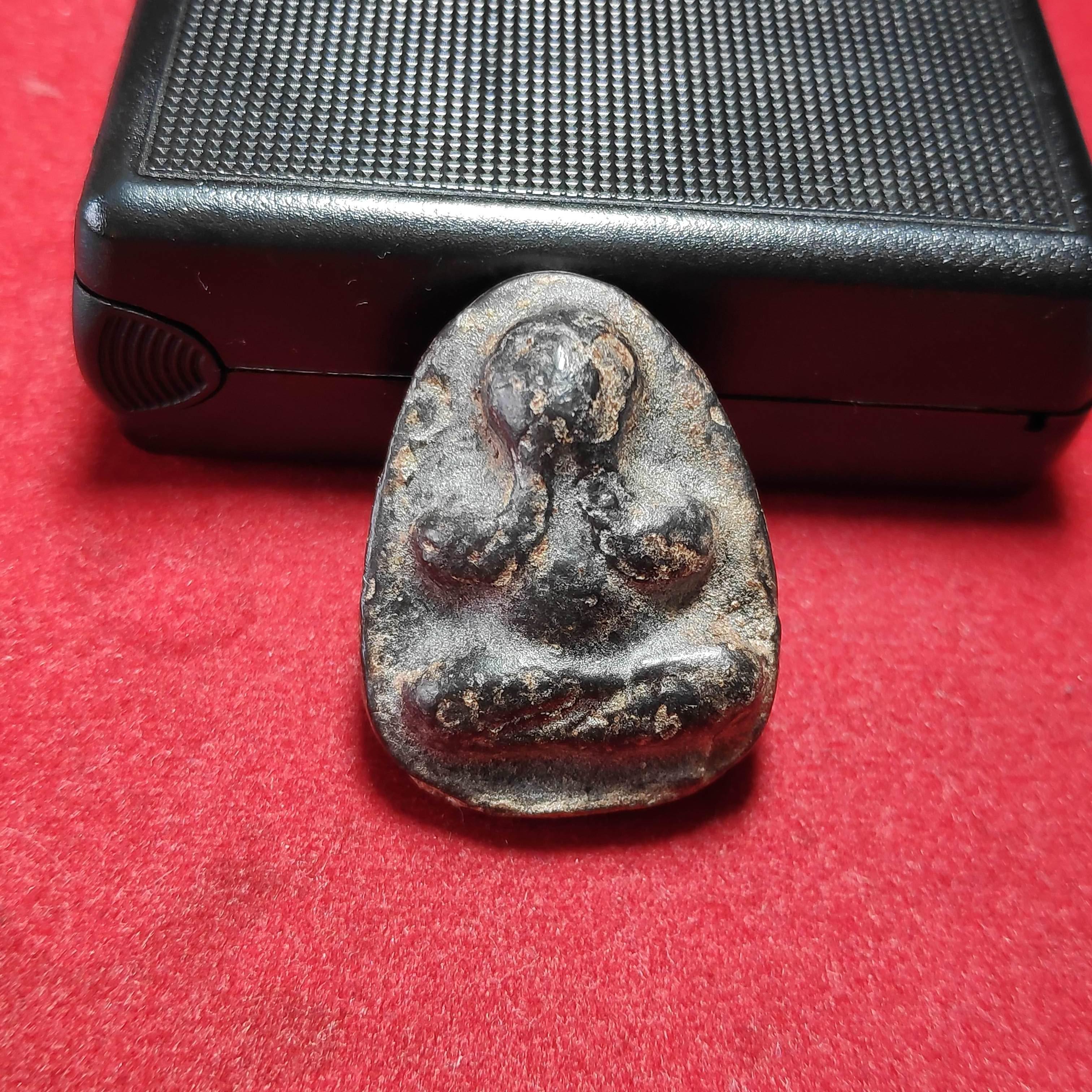 พระปิดตาพิมพ์2หน้าเนื้อผงคลุกรัก