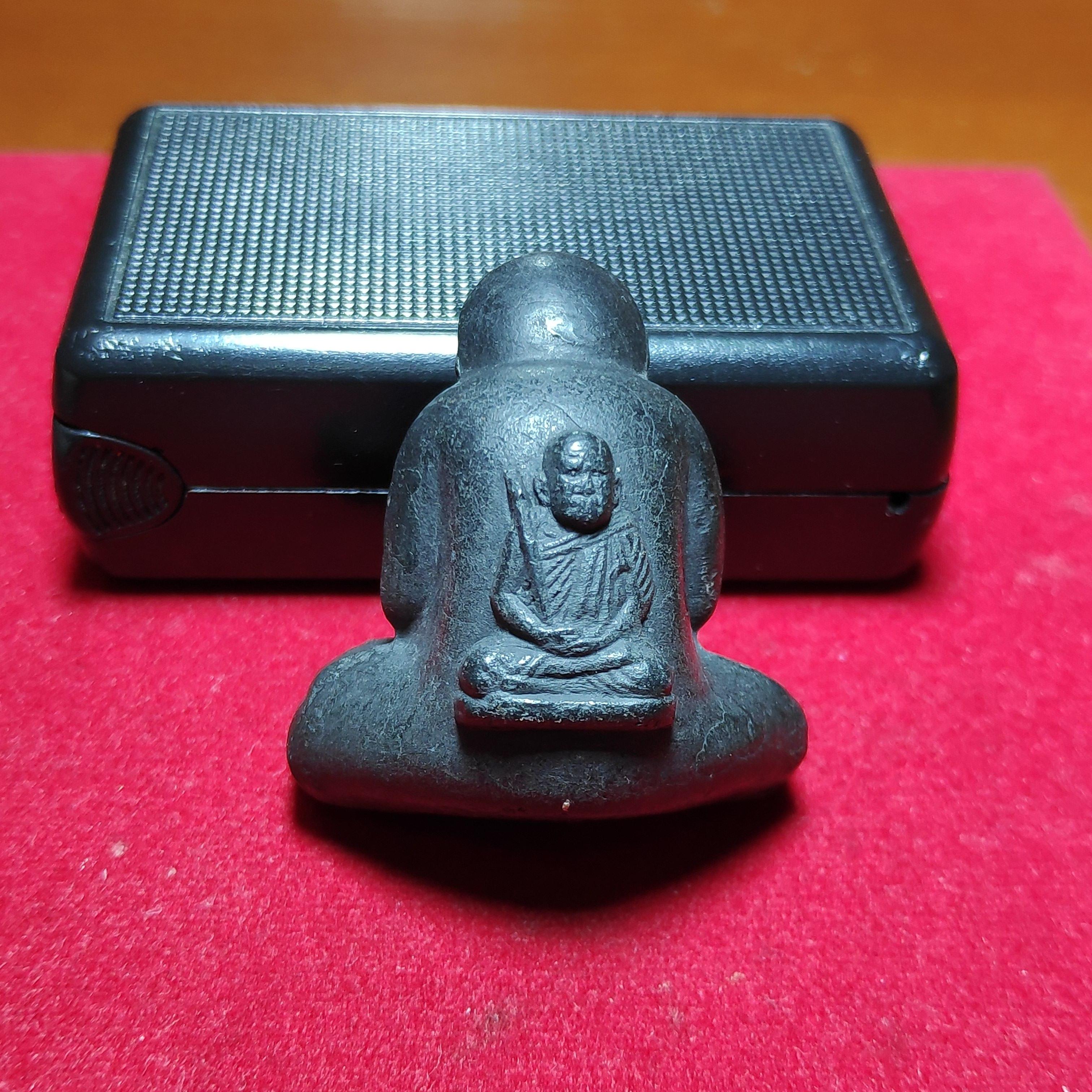 พระปิดตาหลังรูปเหมือนหลวงพ่อครนวัดบางเเซะก้นฝังตะกรุดเนื้อผงใบลาน