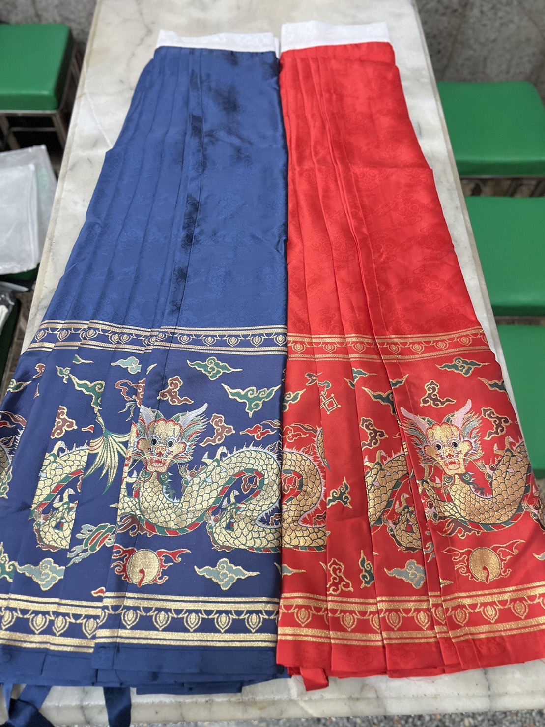 ชุดกระโปรงหม่าเมี่ยนยาว สีแดงลายมังกร สินค้าพร้อมส่ง