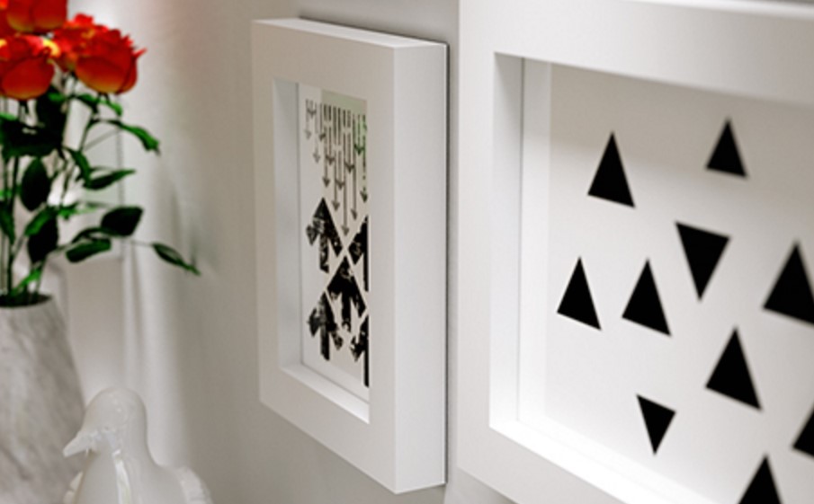 ชุดกรอบรูปติดผนัง White11+ชั้นวาง กรอบรูปไม้สีดำ 11 ชิ้น+ ชั้นวาง พร้อมรูปภาพตามแบบและวัสดุติดตั้ง