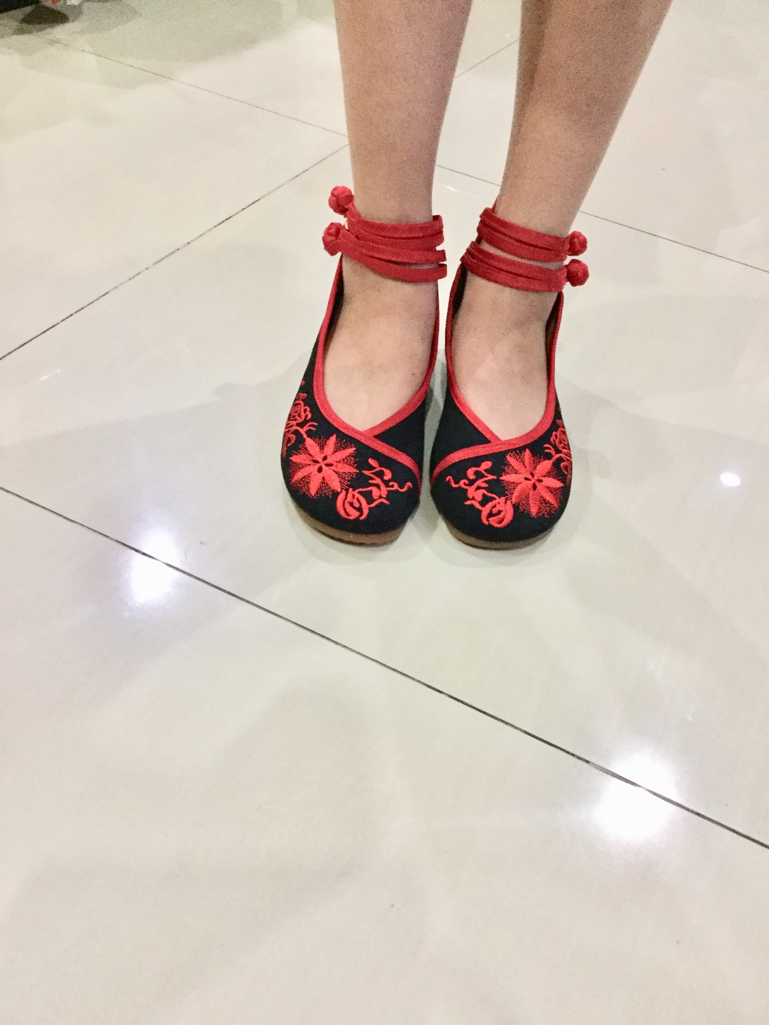 รองเท้าจีน สีดำลายดอกแดง สินค้าพร้อมส่ง