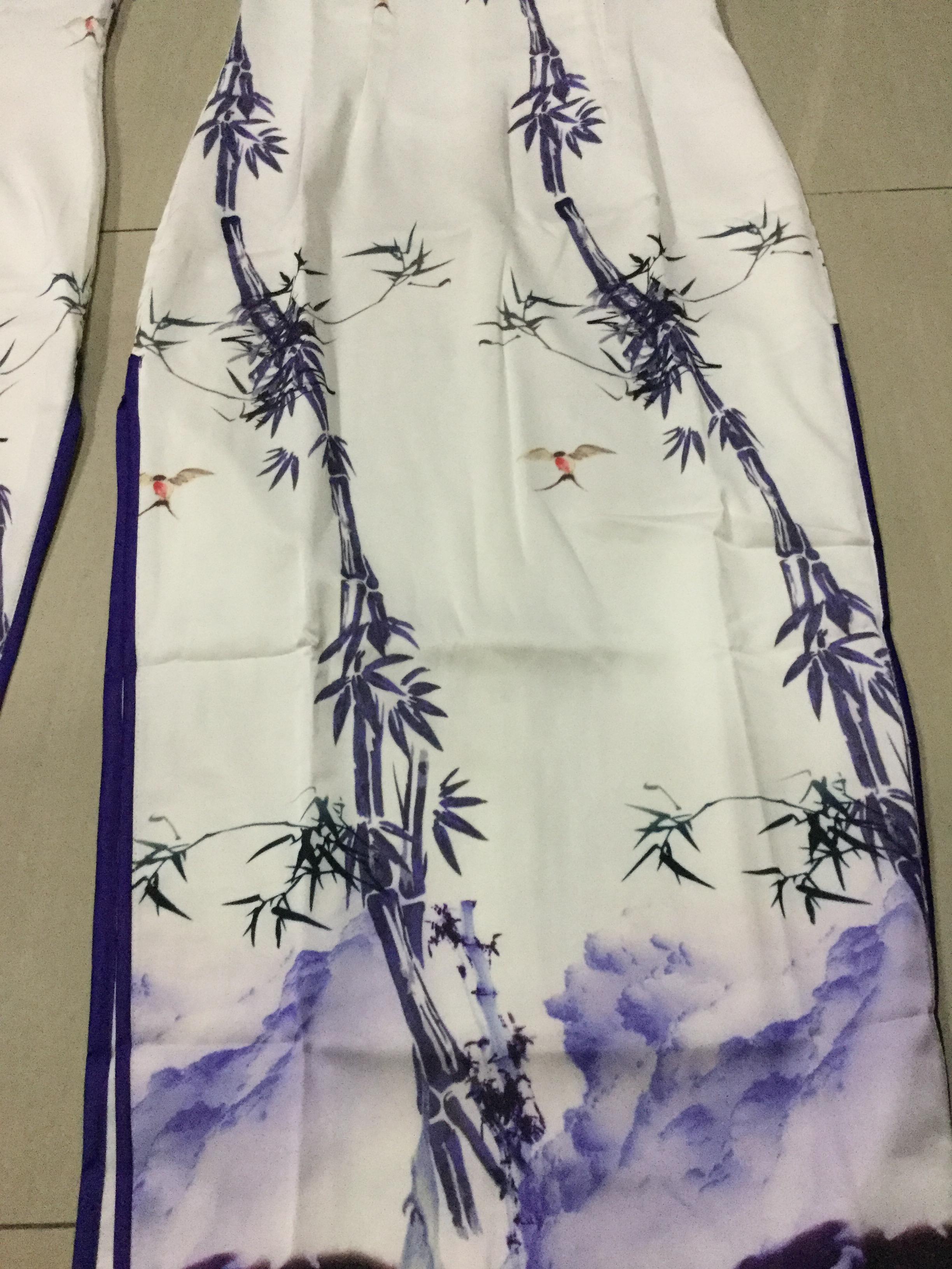 กี่เพ้ายาว ผ้าไหม สีขาวลายม่วง รหัส SW 156 สินค้าพร้อมส่ง