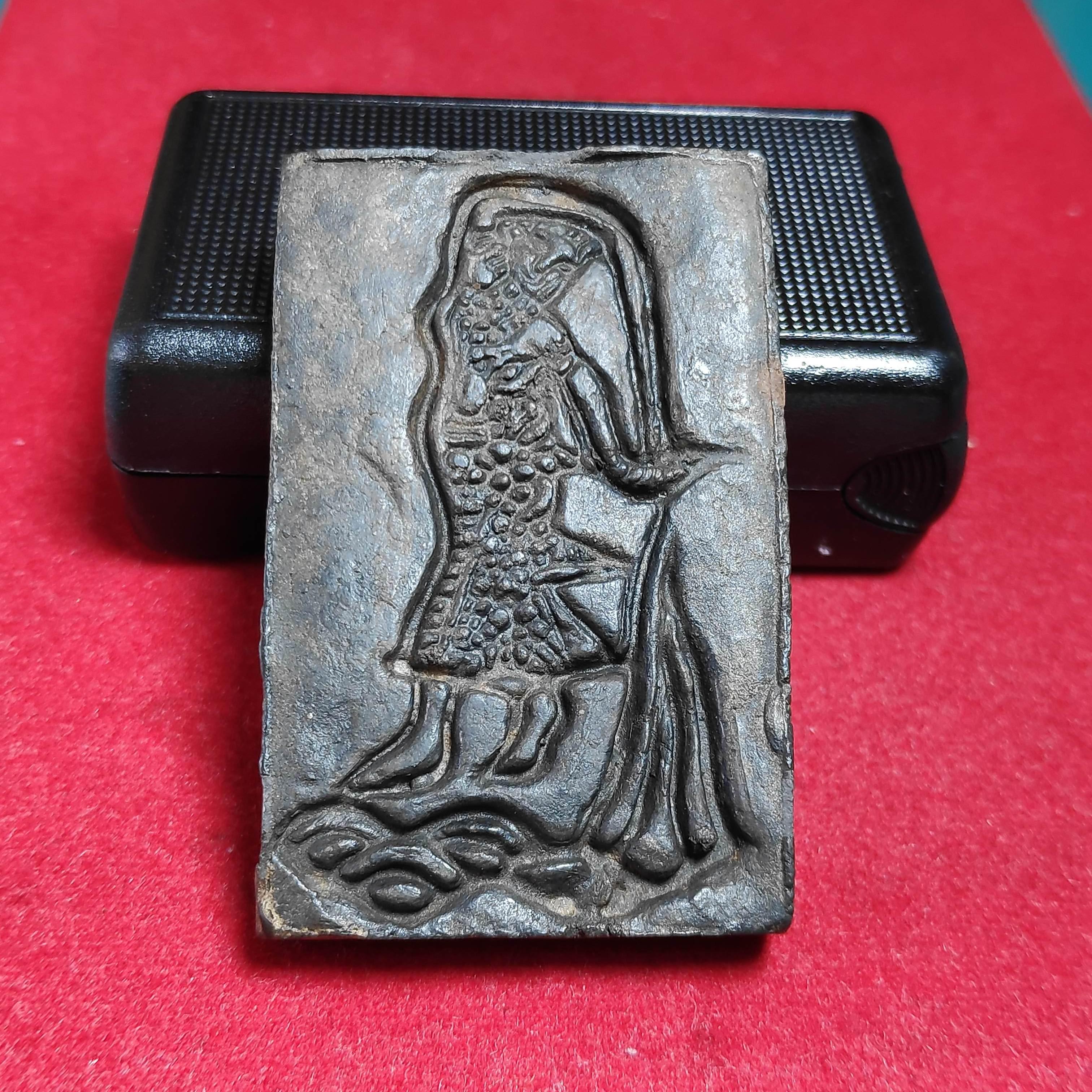 พระสมเด็จโพธิ์เก้าหลวงพ่อกวยหลังเเม่ธรณีบีบมวยผมเนื้อผงใบลาน