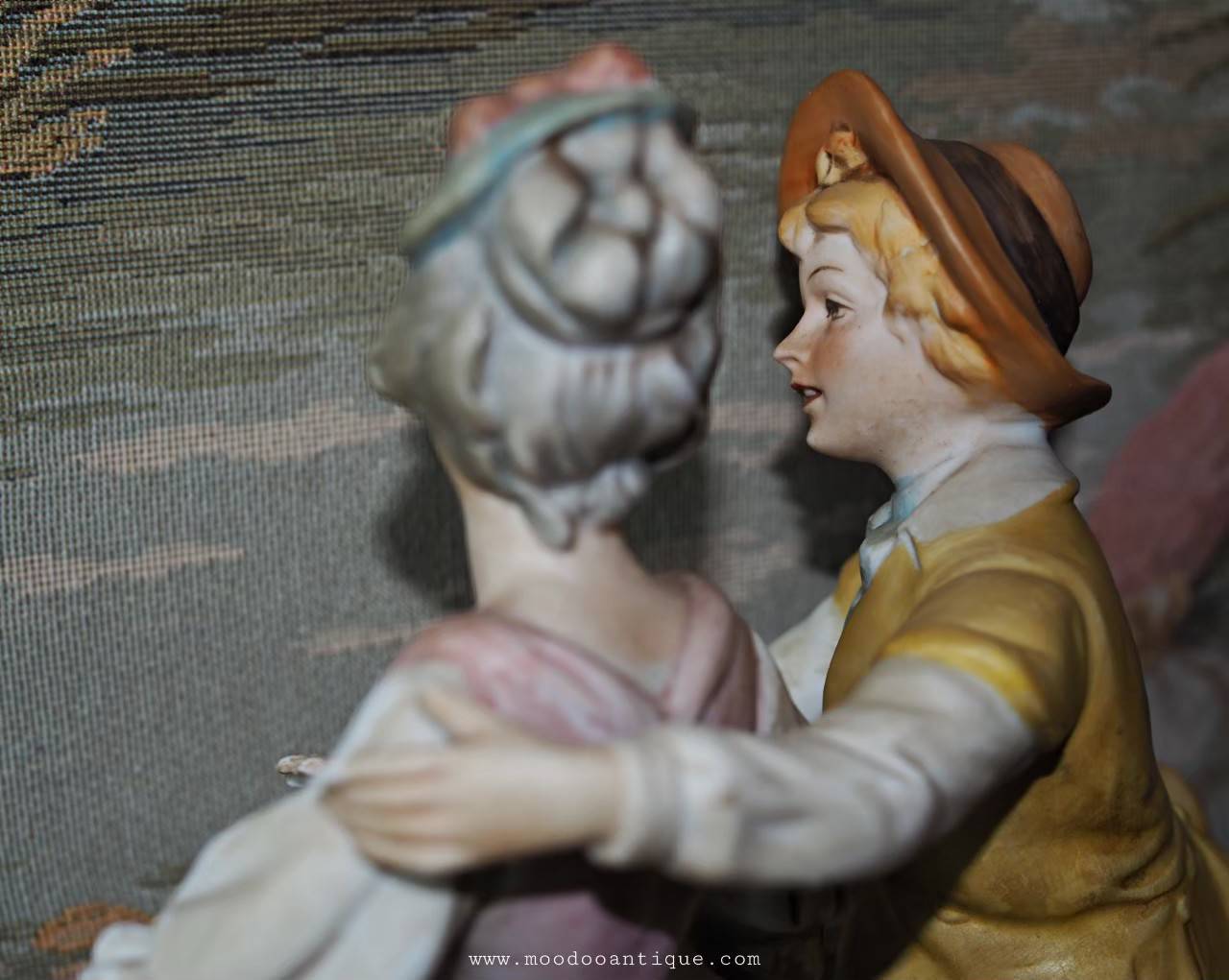 ตุ๊กตาพอร์ชเลนชายหนุ่มหญิงสาว