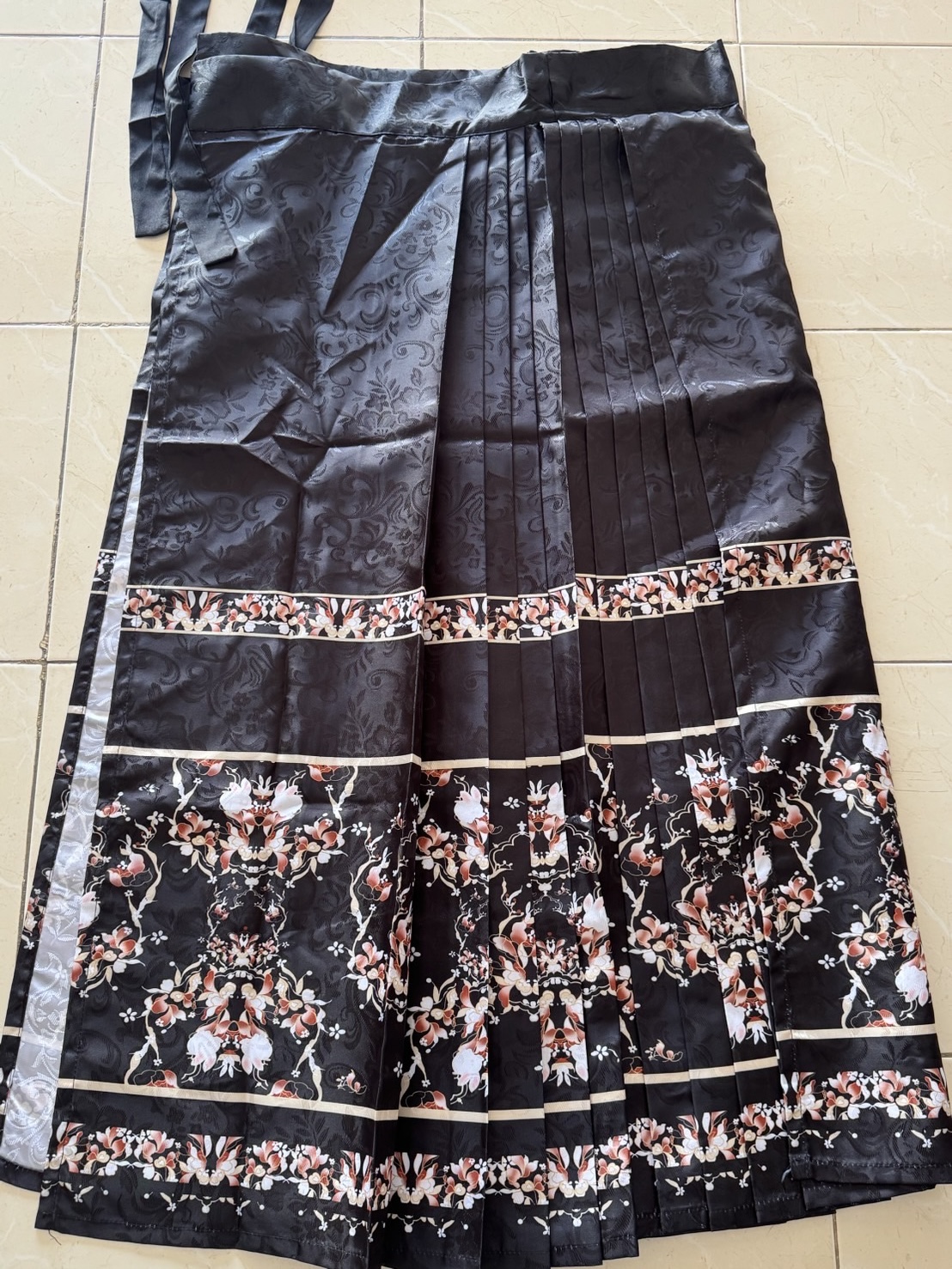 กระโปรงหม่าเมี่ยนยาวสีดำลายทอง #506 สินค้าพร้อมส่ง