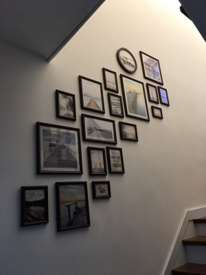 ชุดกรอบรูปติดผนังบันได Stairway18 (View) กรอบรูปไม้ 17 ชิ้นพร้อมภาพตามแบบ + รูปแคนวาส 1 ชิ้น และวัสดุติดตั้ง