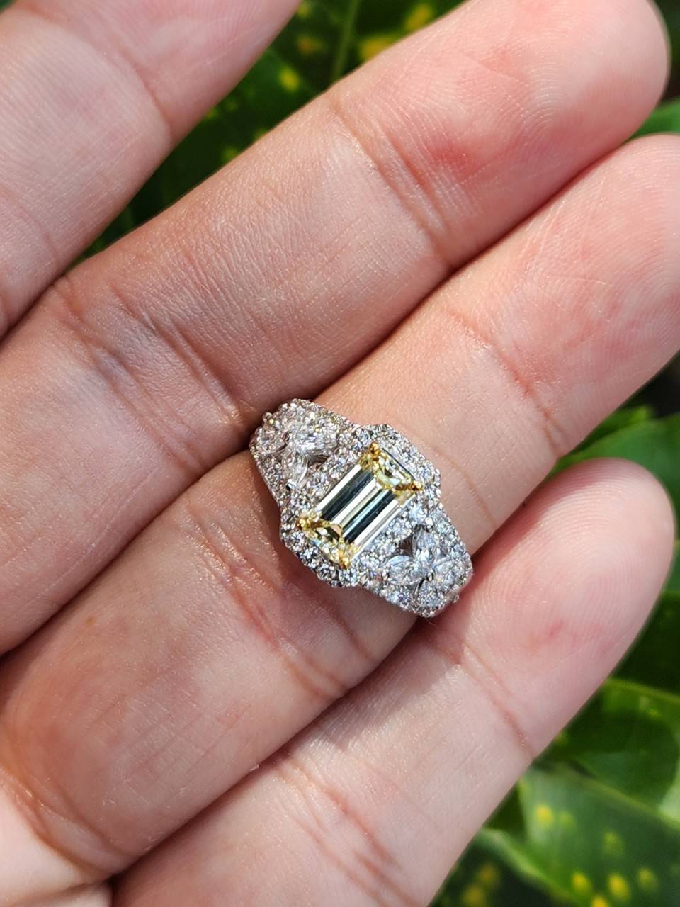 แหวนเพชรแฟนซีแท้สีเหลืองทอง Fancy Yellow Diamond 1.107 cts