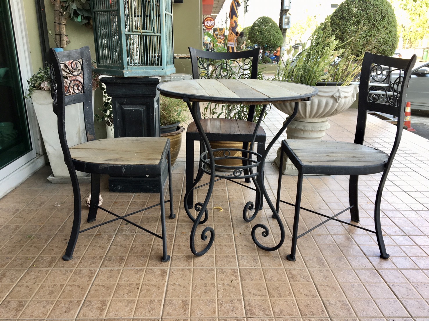 ชุดโต๊ะเก้าอี้เหล็กดัดงานเก่า