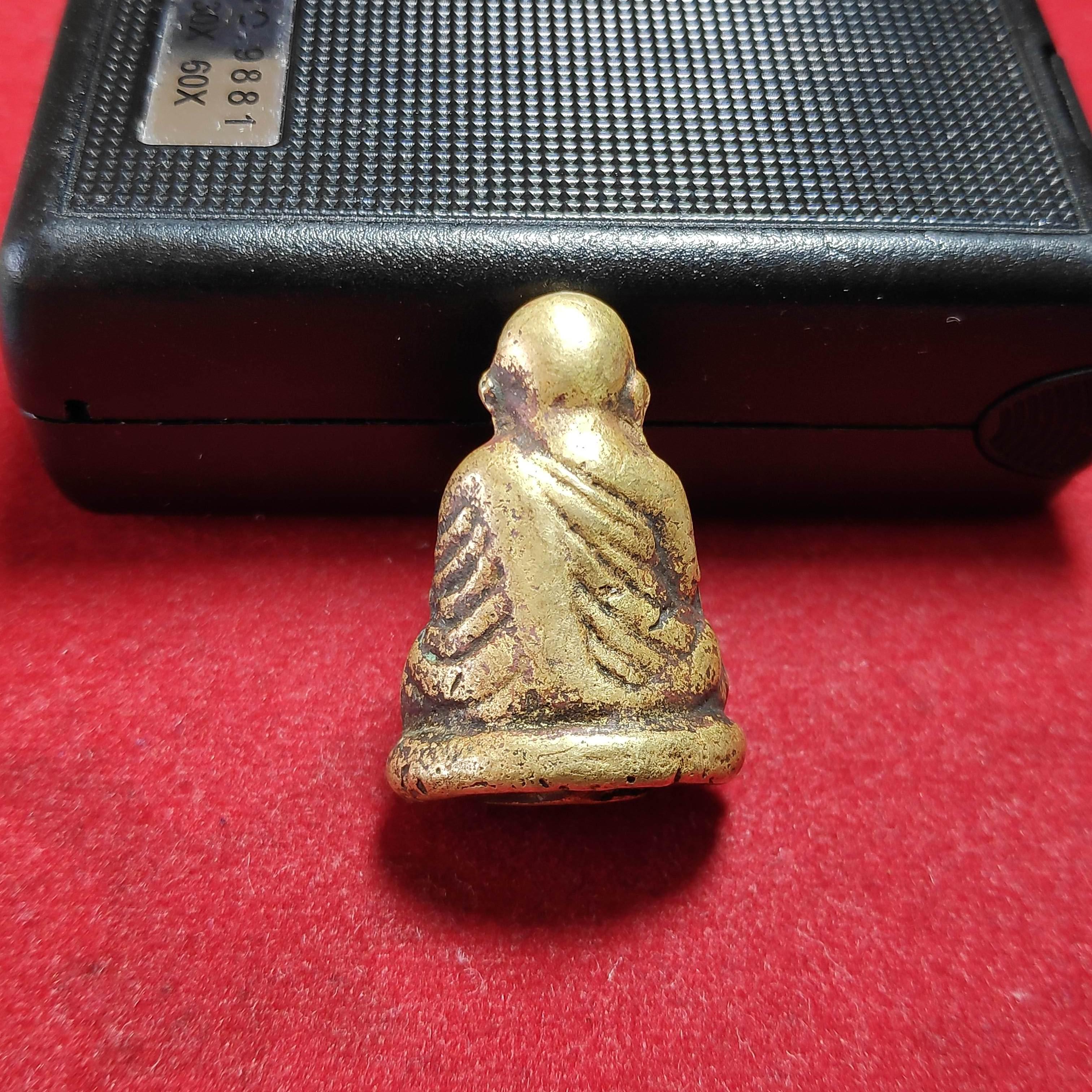 รูปหล่อหลวงพ่อเงินวัดบางคลานพิมพ์อุ้มบาตร