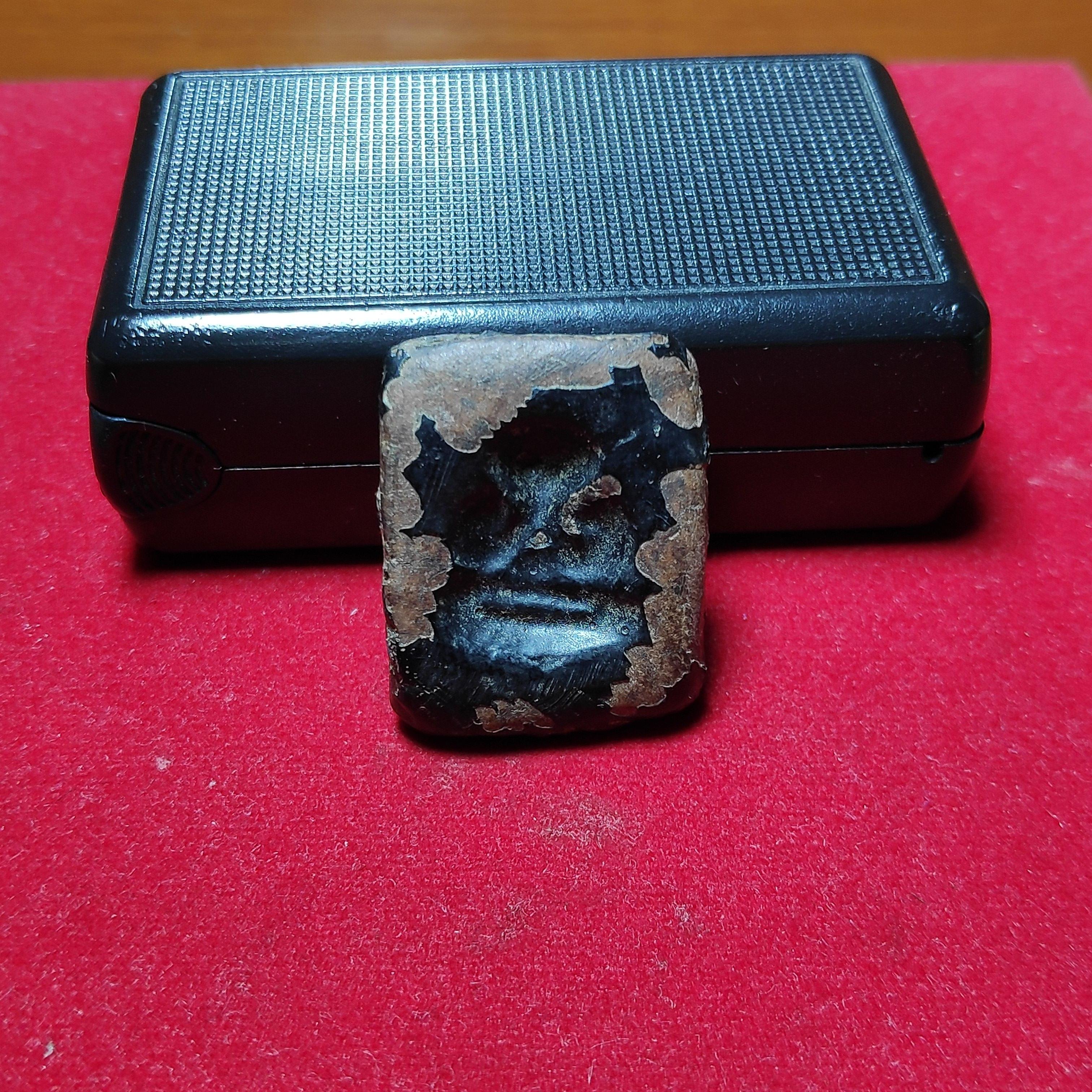 พระปิดตาหลังเเบบพิมพ์สี่เหลี่ยมหลวงปู่ภูวัดนอกเนื้อผงคลุกรัก