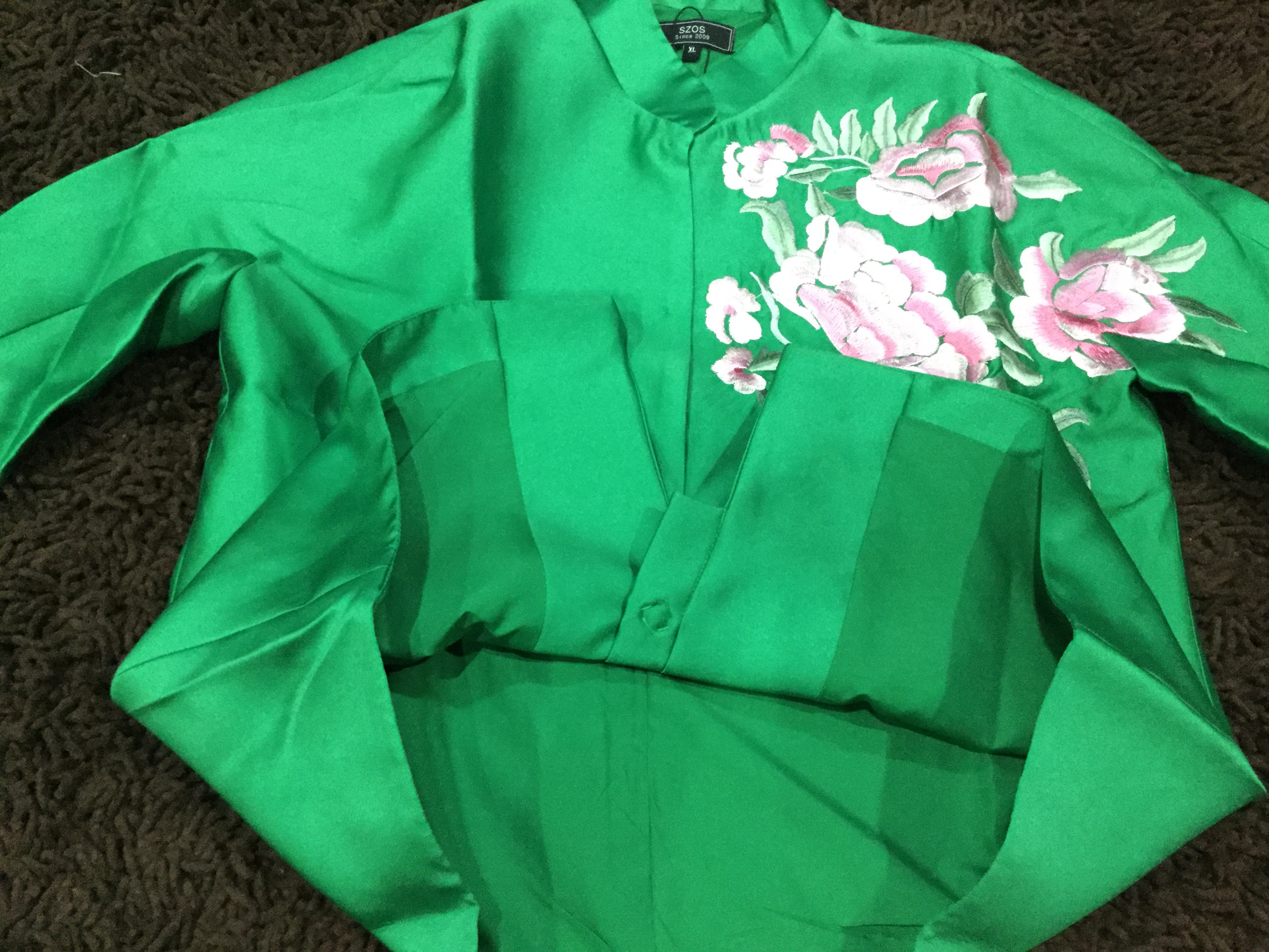 เสื้อผ้าไหมสีเขียว ปักลายดอกโบตั๋น รหัส WTD 180 สินค้าพร้อมส่ง