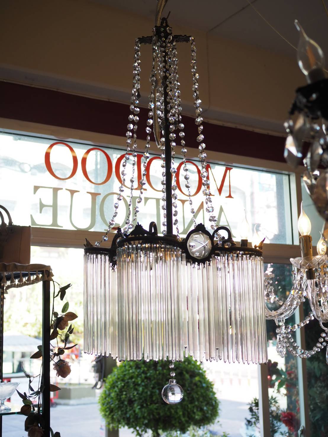 แชนเดอเรียฝรั่งเศส งานสมัยเก่าร้อยด้วยแท่งแก้วยาวกับคริสตัลและหินอาเกต (Agate) คริสตัลฝรั่งเศส