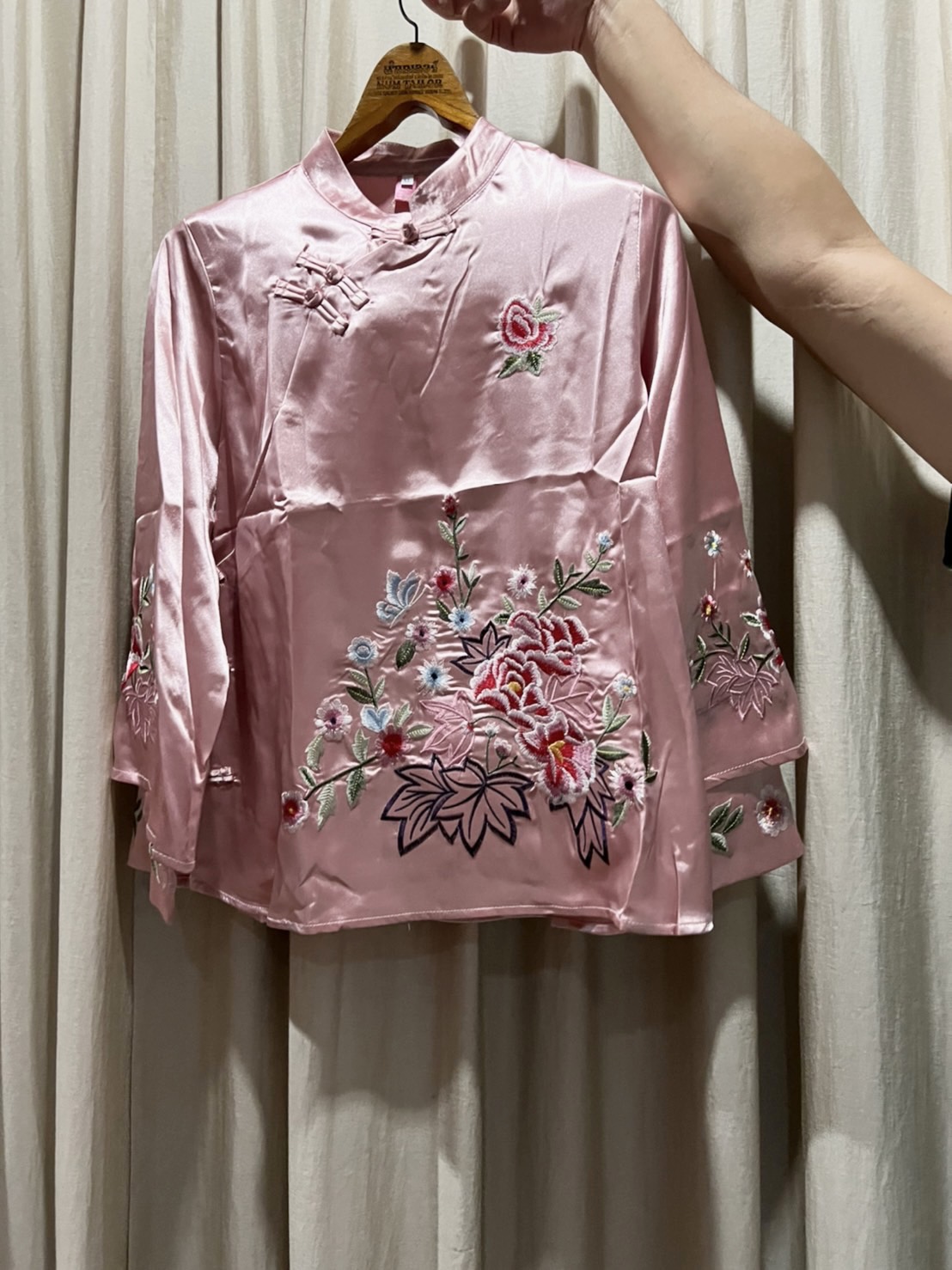 เสื้อชมพูลายปัก ผ้าลินินผสมซาติน