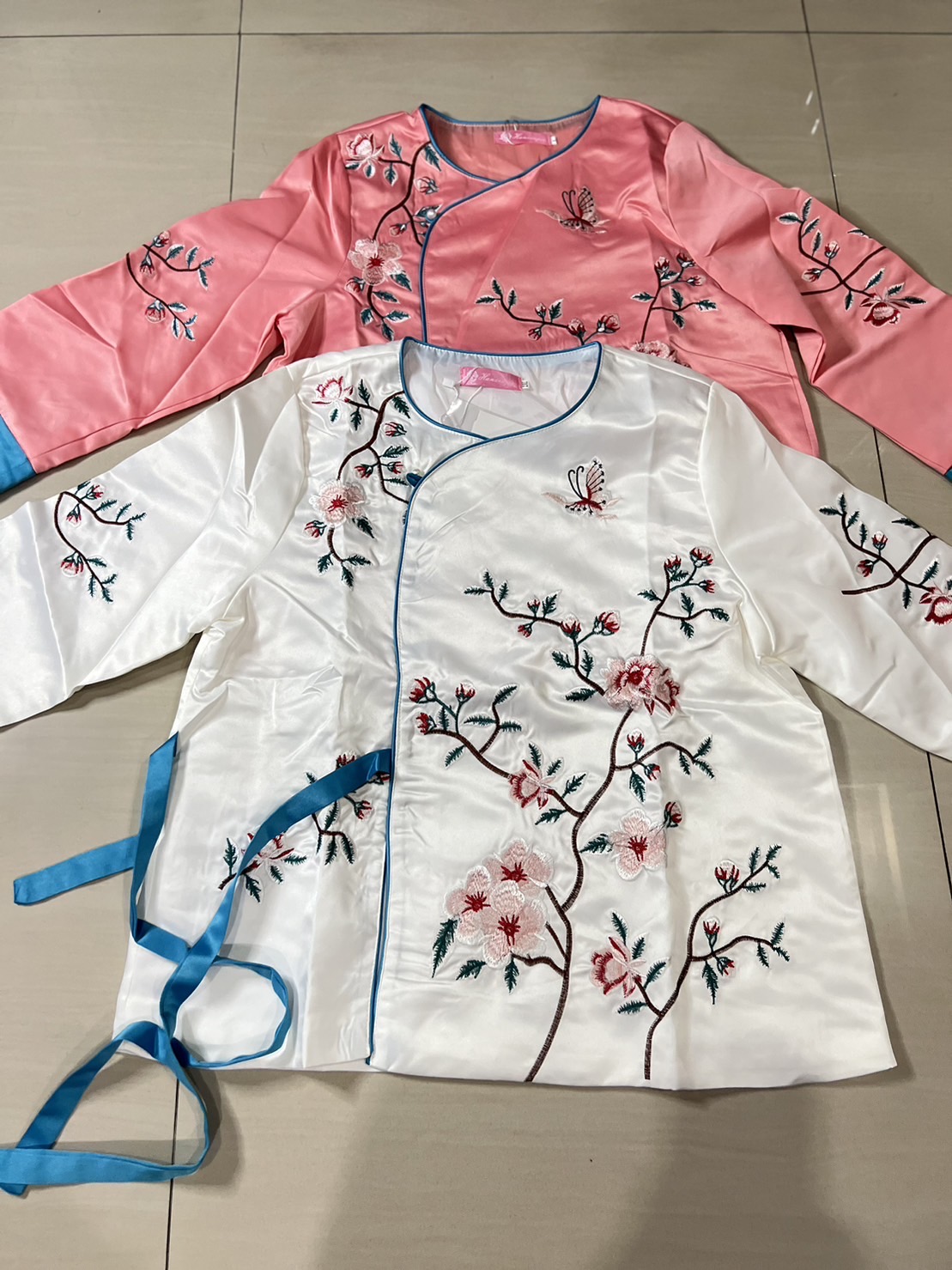 เสื้อสีขาวผ้าโพลีลายปัก สวมหัว รหัส AA55 สินค้าพร้อมส่ง