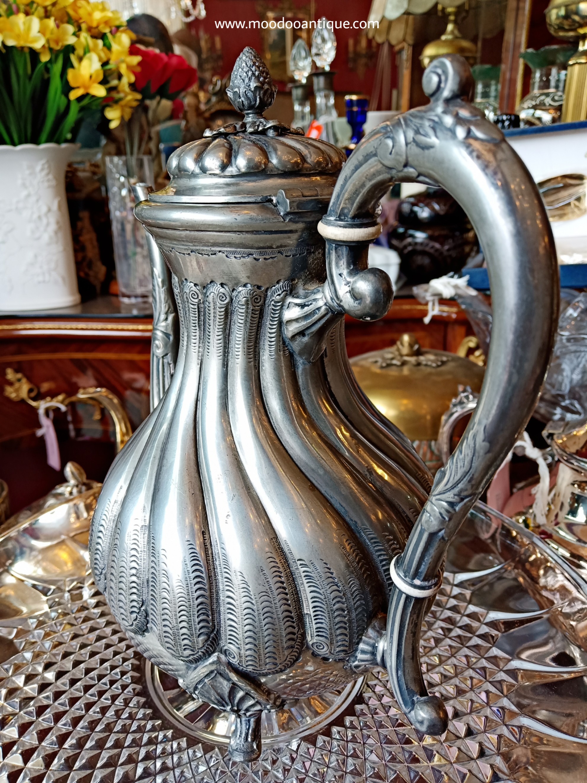 โถเอาใว้เสริฟนมจากอังกฤษ