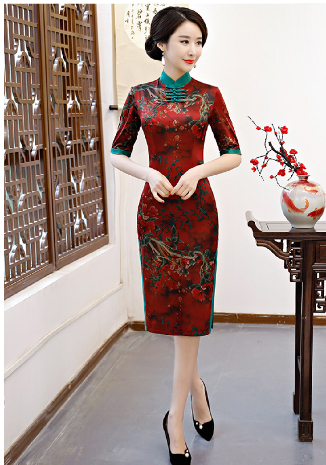 กี่เพ้ายาว ผ้าไหมสีแดงขอบเขียว แขนสี่ส่วน รหัส AD 138 สินค้าพร้อมส่ง