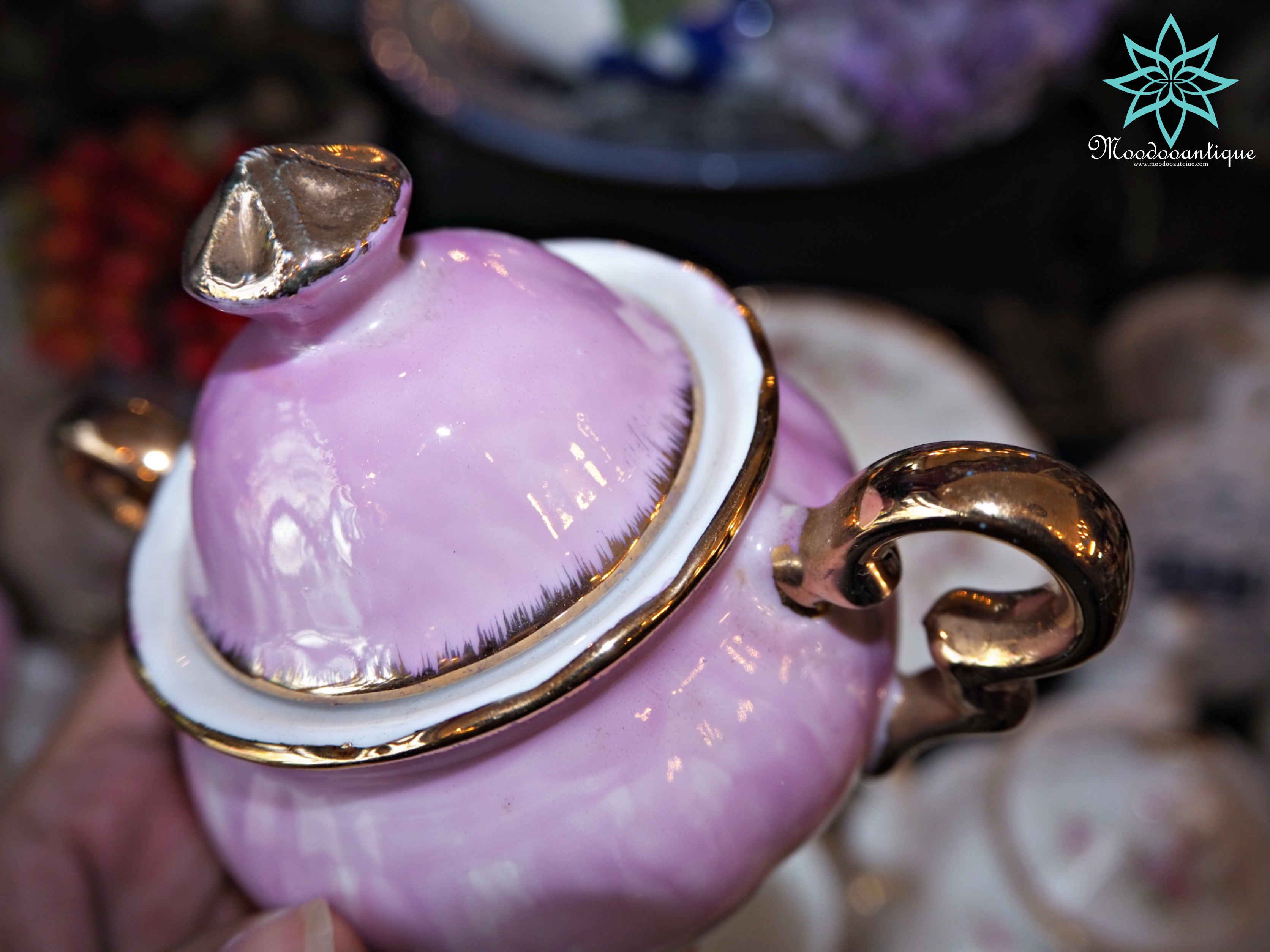 โถน้ำตาลชมพูอมม่วง