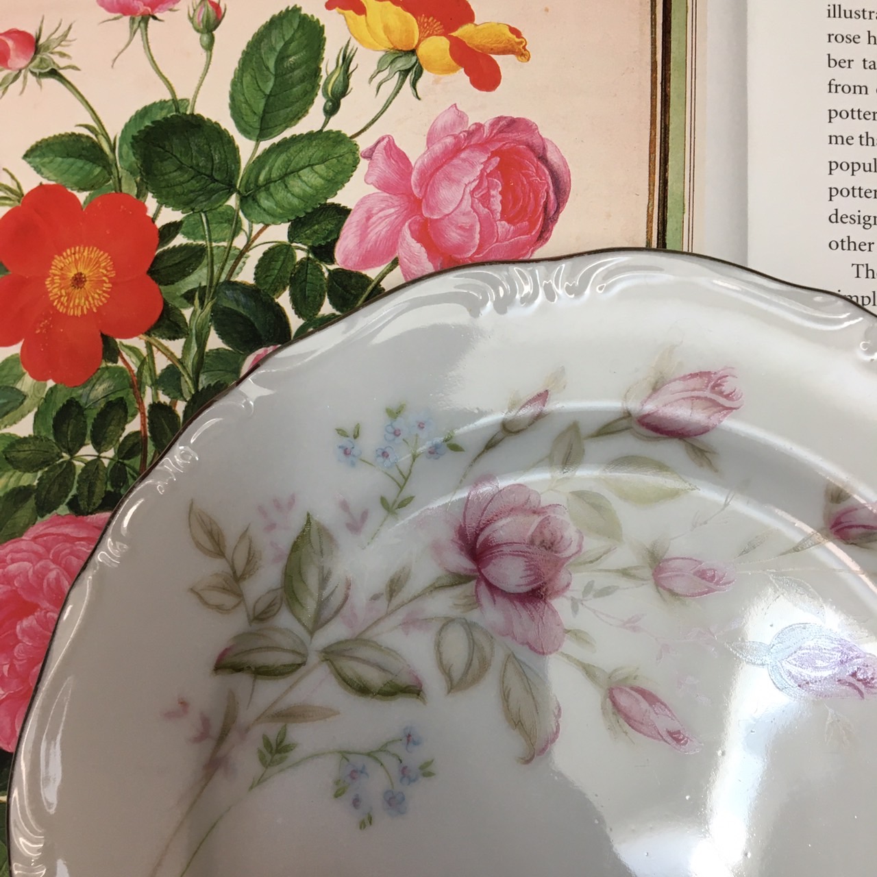 จานแบ่งใส่ขนม แบรนด์ NC ลายดอกไม้สีชมพู ขอบเงิน มีจำนวน 4 ใบ