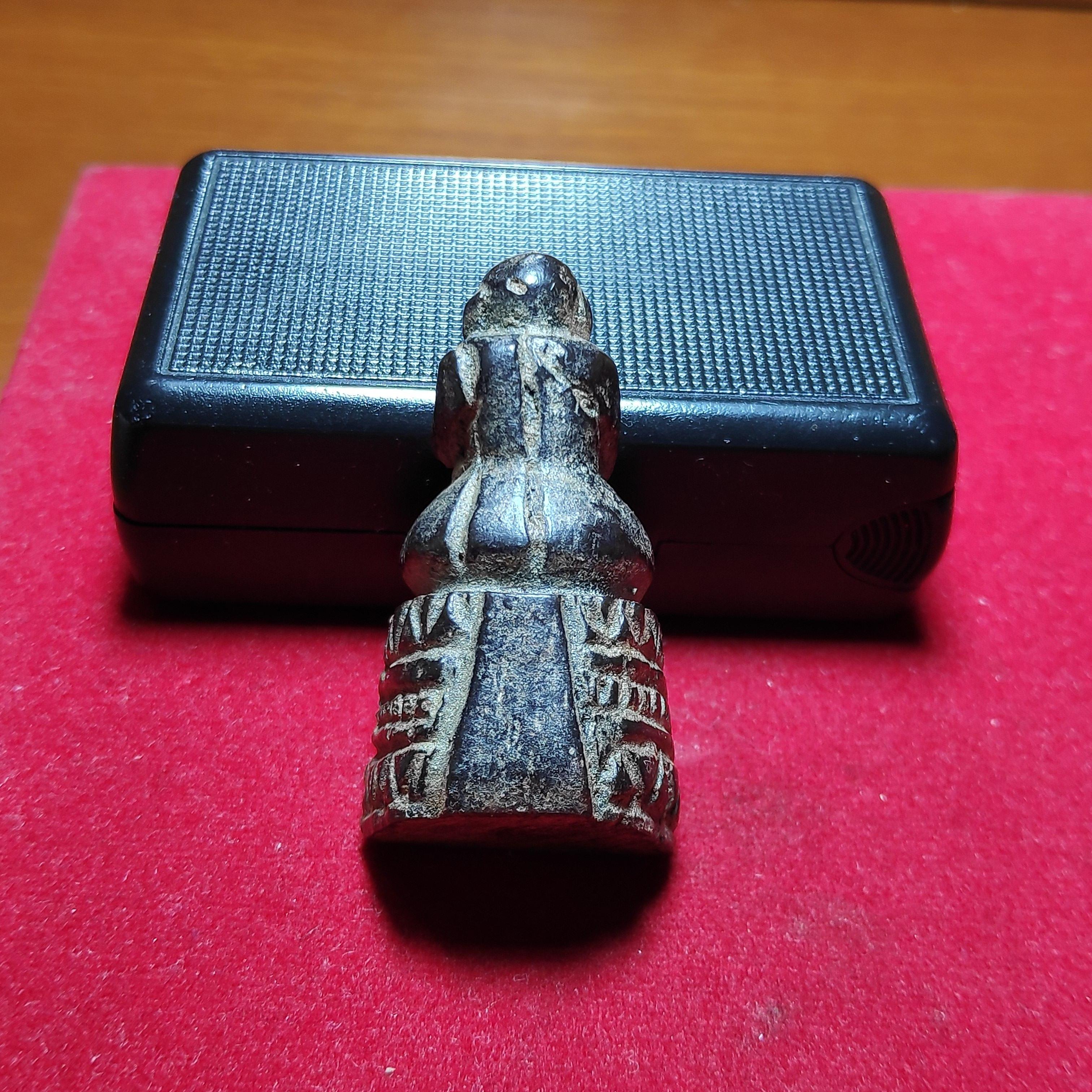 พระปิดตาพิมพ์ฐานสูงหลวงปู่เอี่ยมวัดหนังเนื้อผงคลุกรัก