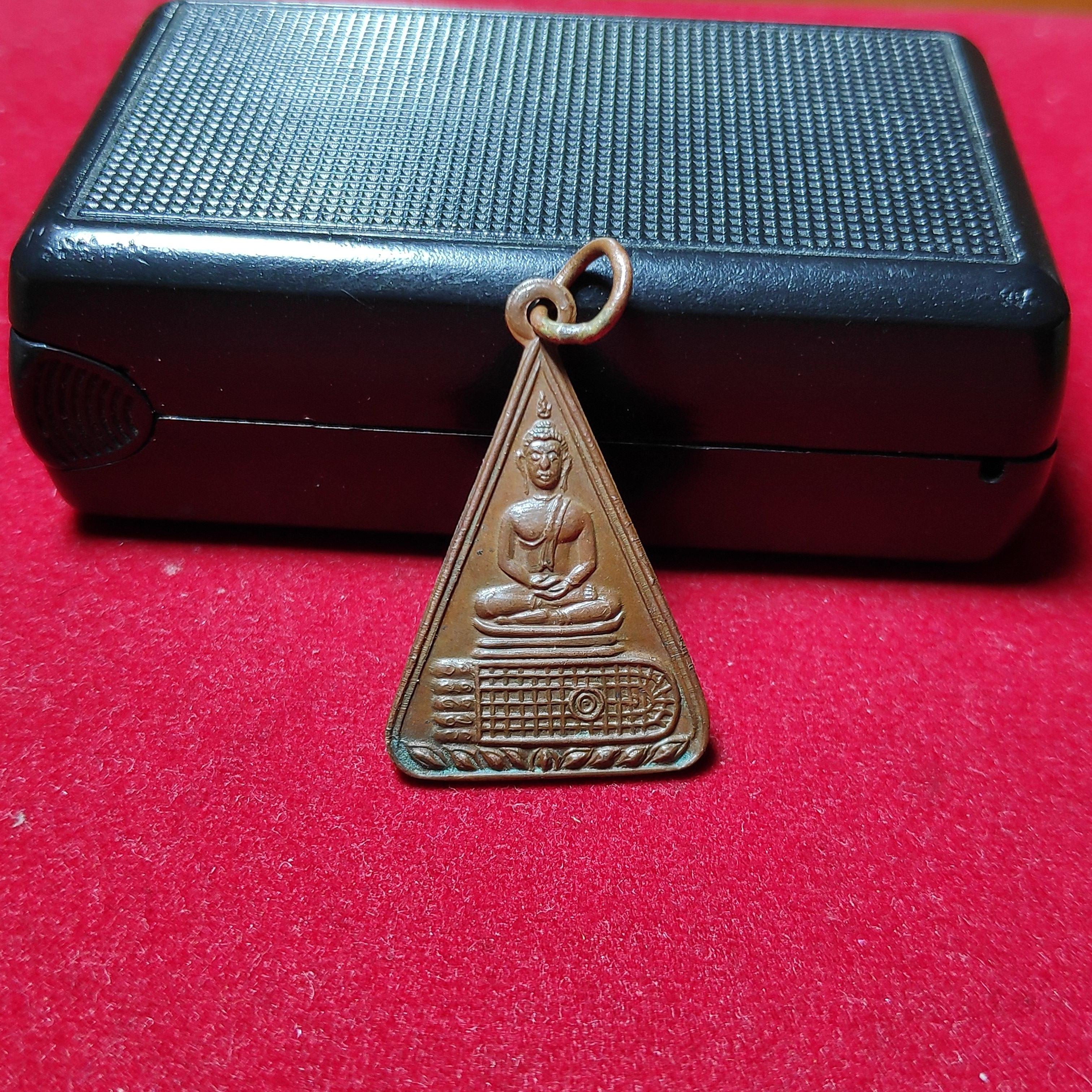 เหรียญพระพุทธบาทวัดอนงค์พิมพ์สามเหลี่ยมหลังภาษาจีนปี2497