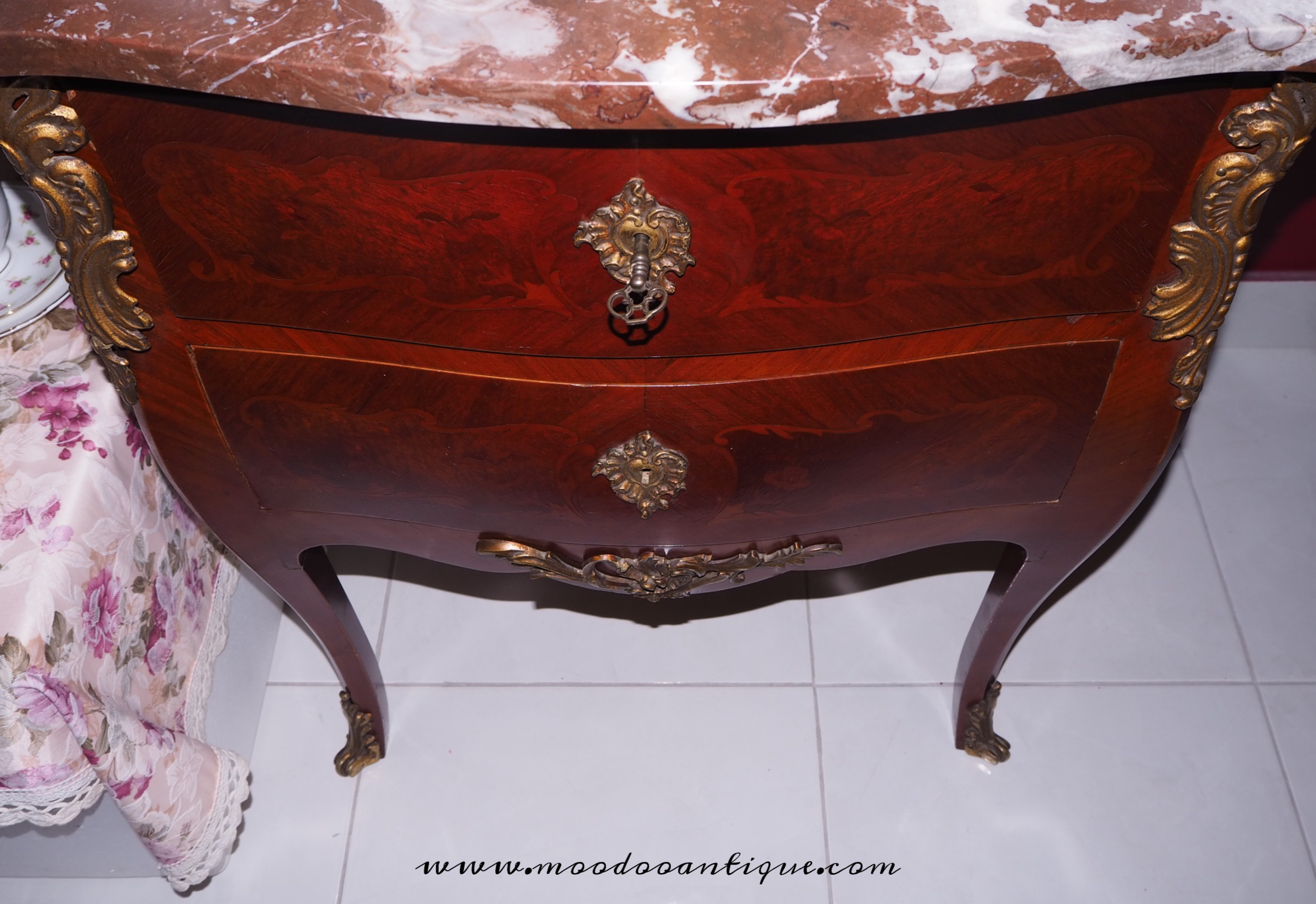 โต๊ะบอมบ์ งานฝรั่งเศส