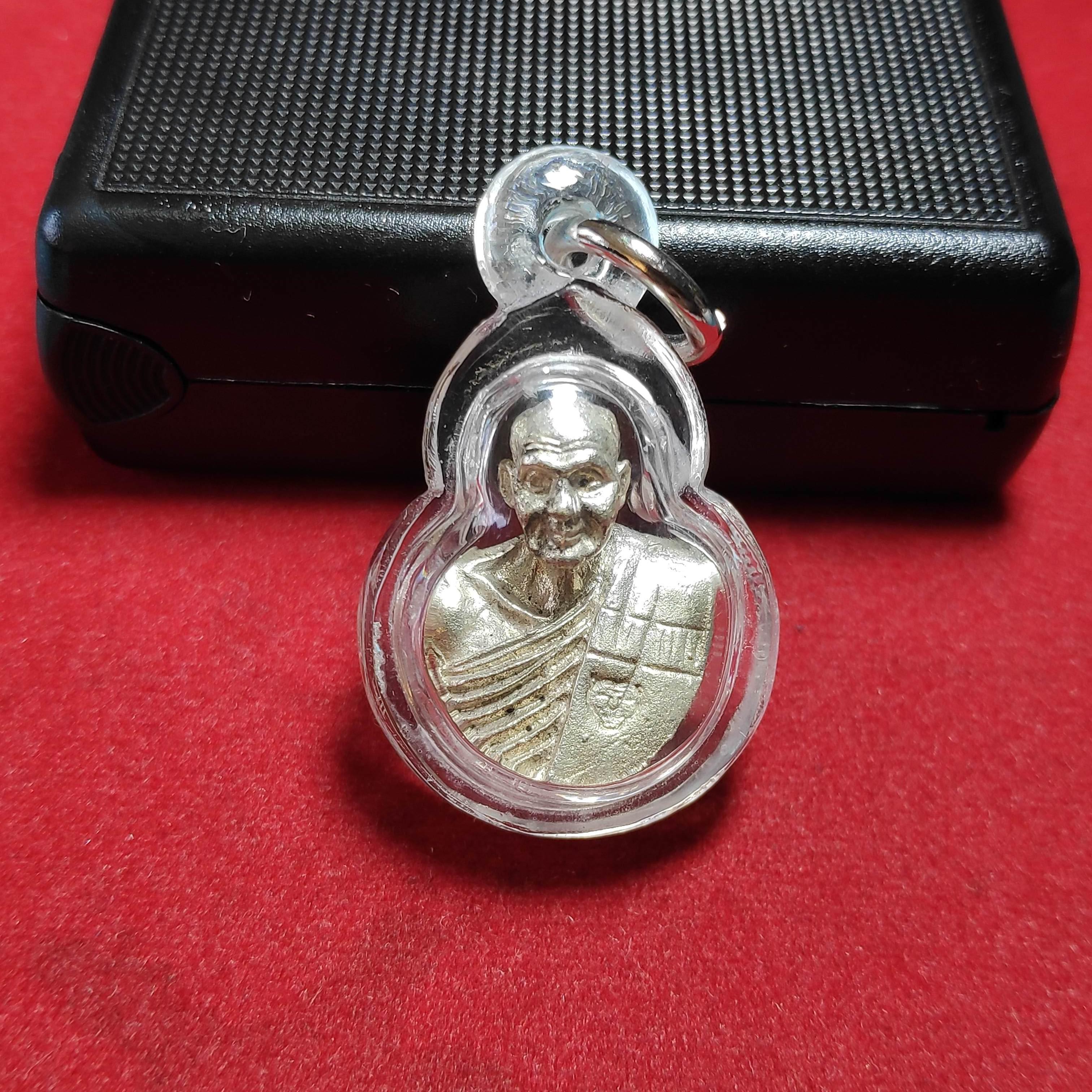 รูปหล่อครึ่งองค์หลวงพ่อเปิ่นวัดบางพระรุ่นจตุพร4เนื้อเงินปี2536